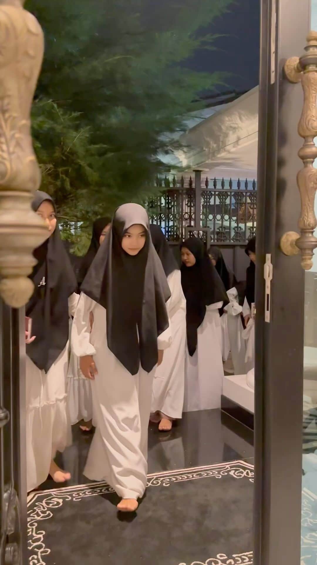 Ivan Gunawanのインスタグラム：「Aku seneng  rumah  ku  rame ❤️❤️❤️」