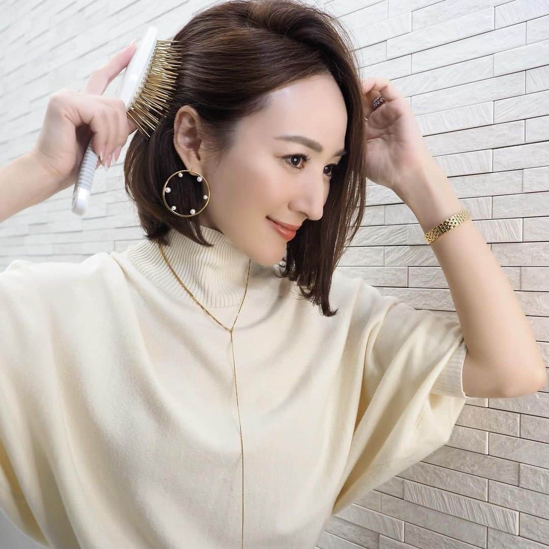 星玲奈のインスタグラム：「昨日インスタライブでもご紹介した @snowfoxskincarejapan の美容アイテムたち。 現在FOX FRIDAY🦊のビッグセール中で、頭皮をほぐしてリフトアップ効果を感じられる最高に気持ちがよい激売れカッサブラシや 新商品のフェイス&ボディ用磁器カッサ、抗酸化作用に優れたハーバルユースオイルなどなど 大人気のアイテムも含めて、15〜20%off＋プレゼント付き😍 このブランドの創業者の方が 医療に頼らずに、フェイス&ボディラインの悩みを改善したいという思いで作られた商品なので まさに、エイジングを感じている私たち世代には 嬉しいアイテム揃いなんです❤️ @snowfoxskincarejapan の公式サイトのセールは11/30まで。 実際に商品を手に取って試したい方は 現在横浜高島屋でPOP UPが開催中なので、お近くの方はぜひそちらへも足を運んでみてくださいね☺️ 他ポップアップ情報は、公式サイトにも掲載されていましたよ🦊  #snowfoxskincarejapan」