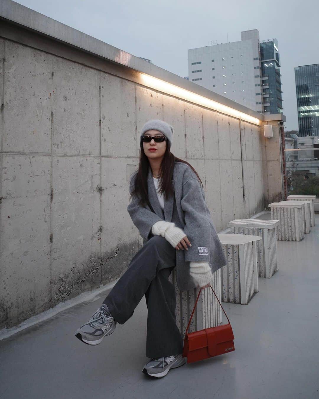 齊藤澪菜のインスタグラム：「男女7人で韓国にてサークル飲みをしています。なんですが、明日からマイナスでして、土曜日なんて-7度です。 防寒重視の服装になる前に、グレーのワントーンコーデなんかをさせてもらっちゃいました。ご査収下さい。」