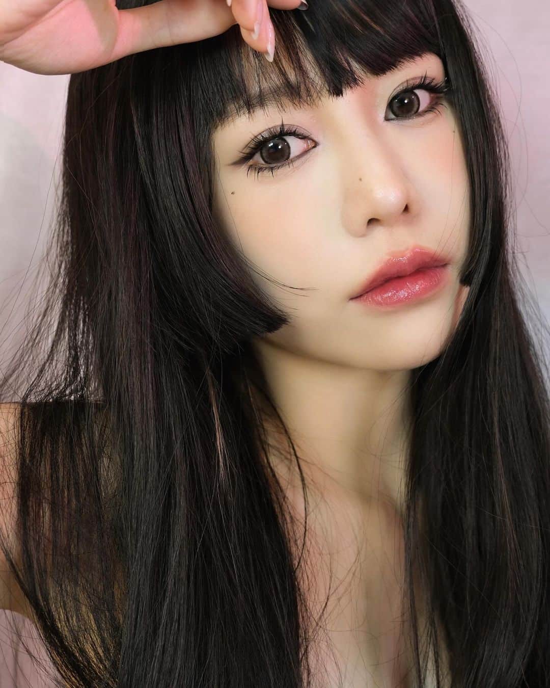 紀卜心のインスタグラム：「今天很多麻煩雜事 覺得很厭世就開始化妝(??? 全包眼線一畫 直接換頭  戴上黑色假髮突然有張員瑛在Baddie的造型感 感覺再精雕一下可以變仿妝🤓  眼珠珠 @tgarden.tw 月拋 斑比雲朵」