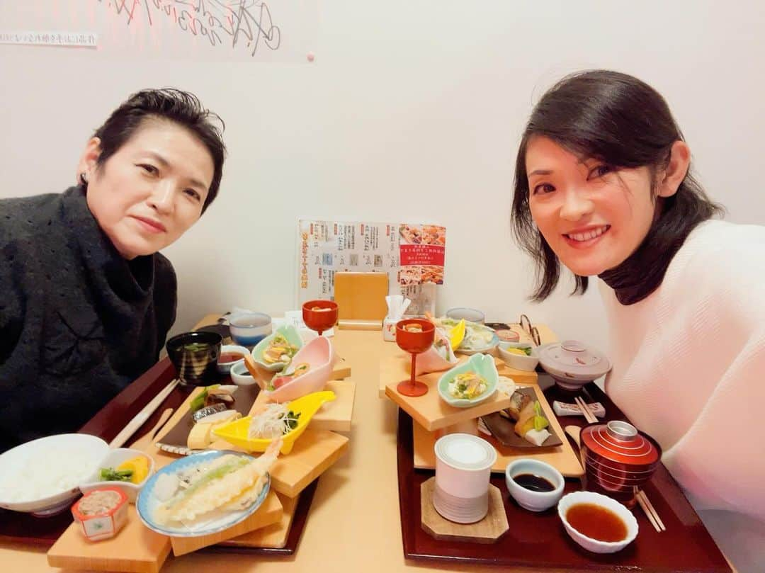 生島早織のインスタグラム：「ランチ〜🍽️  久々に母と2人でランチ🍽️  ほぼ毎日LINEや電話で連絡は取り合いますが、ゆっくり食事しながらお喋りするのは久々〜✨  数週間前の私のお誕生日会という事で、今回はご馳走になりました〜😍  頼んでおいた、渋柿を受け取り解散🚗  自宅に戻り、長男に助けて貰いながら干し柿完成❣️  実家はガレージの上の高いところだけど・・・  自宅は吊るすところがなくて😅 洗濯干しスペースで🤣軒下のちょうど良いところが無かった😅  柿が大き過ぎて腱鞘炎になりそうだけど😅楽しみが増えました😍  季節毎の楽しみ😊 しっかり子供達に伝えて行きたいなぁ〜🥰  #双子育児 #双子ママ #母娘 #母とランチ #干し柿作り  #子供達に伝えたい事」