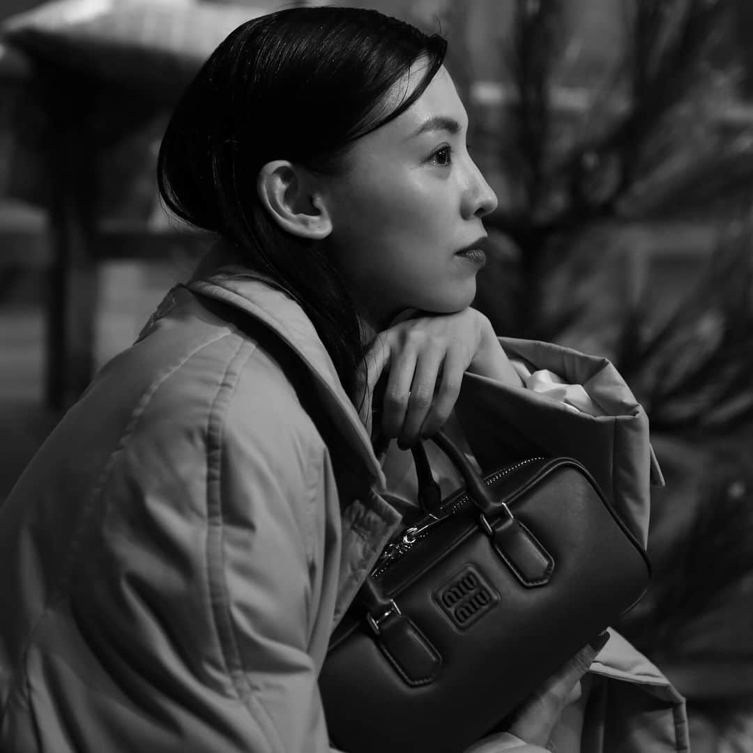 申真衣さんのインスタグラム写真 - (申真衣Instagram)「Miu Miu x 能 銕山会能楽堂で、数少ない女性能楽師である鵜澤光氏の能「羽衣」を鑑賞させて頂きました🪽 幻想的な世界✨素敵な時間でした  アフターパーティーは、久しぶりの夜遊び感で楽しかった😆パーティーの季節やね🥂  それにしてもMiu Miu可愛いものありすぎて🥺😮‍💨  #MiuMiu #MIUMIUCLUBTOKYO @miumiu #PR」11月23日 23時51分 - shinmai0728