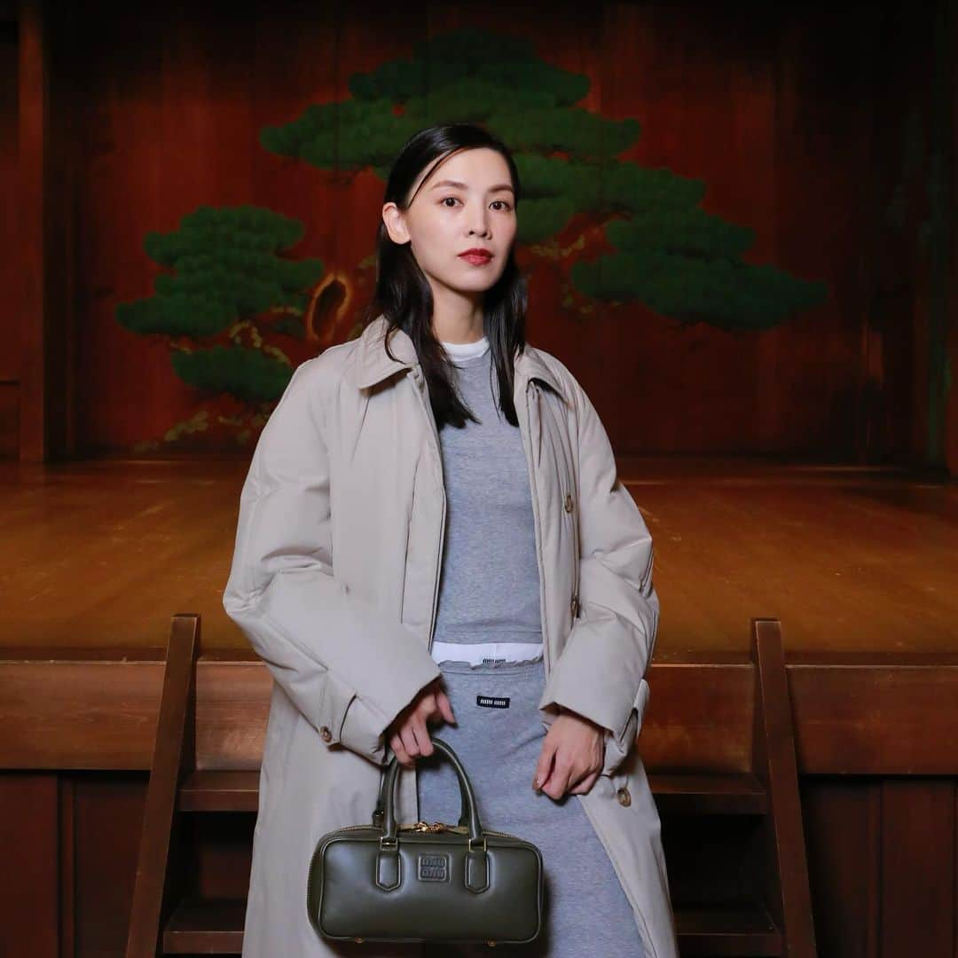 申真衣さんのインスタグラム写真 - (申真衣Instagram)「Miu Miu x 能 銕山会能楽堂で、数少ない女性能楽師である鵜澤光氏の能「羽衣」を鑑賞させて頂きました🪽 幻想的な世界✨素敵な時間でした  アフターパーティーは、久しぶりの夜遊び感で楽しかった😆パーティーの季節やね🥂  それにしてもMiu Miu可愛いものありすぎて🥺😮‍💨  #MiuMiu #MIUMIUCLUBTOKYO @miumiu #PR」11月23日 23時51分 - shinmai0728