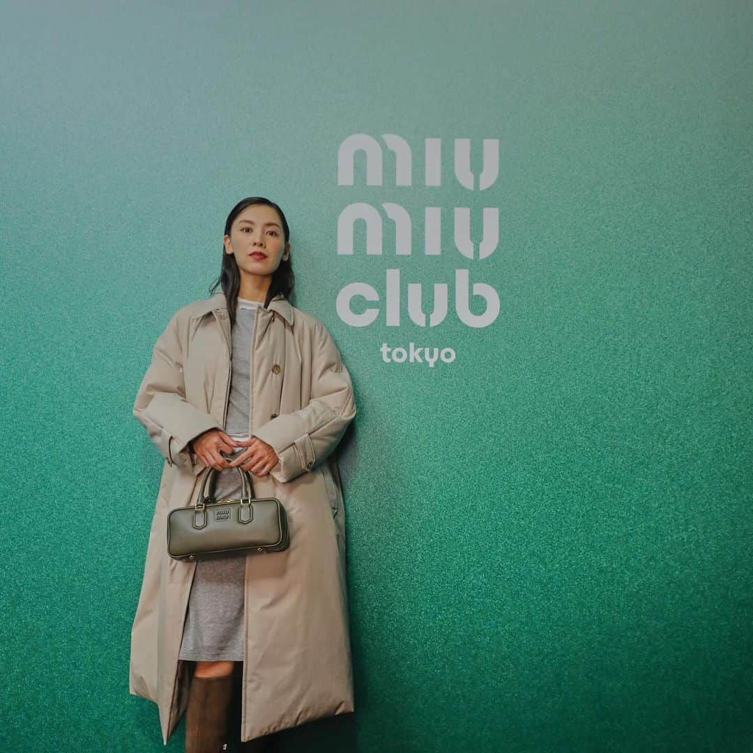 申真衣さんのインスタグラム写真 - (申真衣Instagram)「Miu Miu x 能 銕山会能楽堂で、数少ない女性能楽師である鵜澤光氏の能「羽衣」を鑑賞させて頂きました🪽 幻想的な世界✨素敵な時間でした  アフターパーティーは、久しぶりの夜遊び感で楽しかった😆パーティーの季節やね🥂  それにしてもMiu Miu可愛いものありすぎて🥺😮‍💨  #MiuMiu #MIUMIUCLUBTOKYO @miumiu #PR」11月23日 23時51分 - shinmai0728