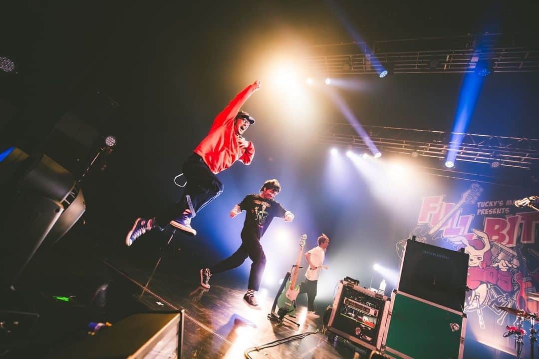須賀真太郎のインスタグラム：「2023.11.23 at KT Zepp Yokohama  Tucky's Mastering Presents  -FULL BIT Vol.2-  マスタリングエンジニアのタッキーさんいつもありがとうございます！ 出会ってもう20年！！！  ジャンルレスなイベントで、新鮮で楽しかったですぜよ♪ みんな笑顔でよかった！ 今日初めて出会った方々もまたライブハウスで遊びましょうね〜☆  photo by @naoto_iwabuchi_」