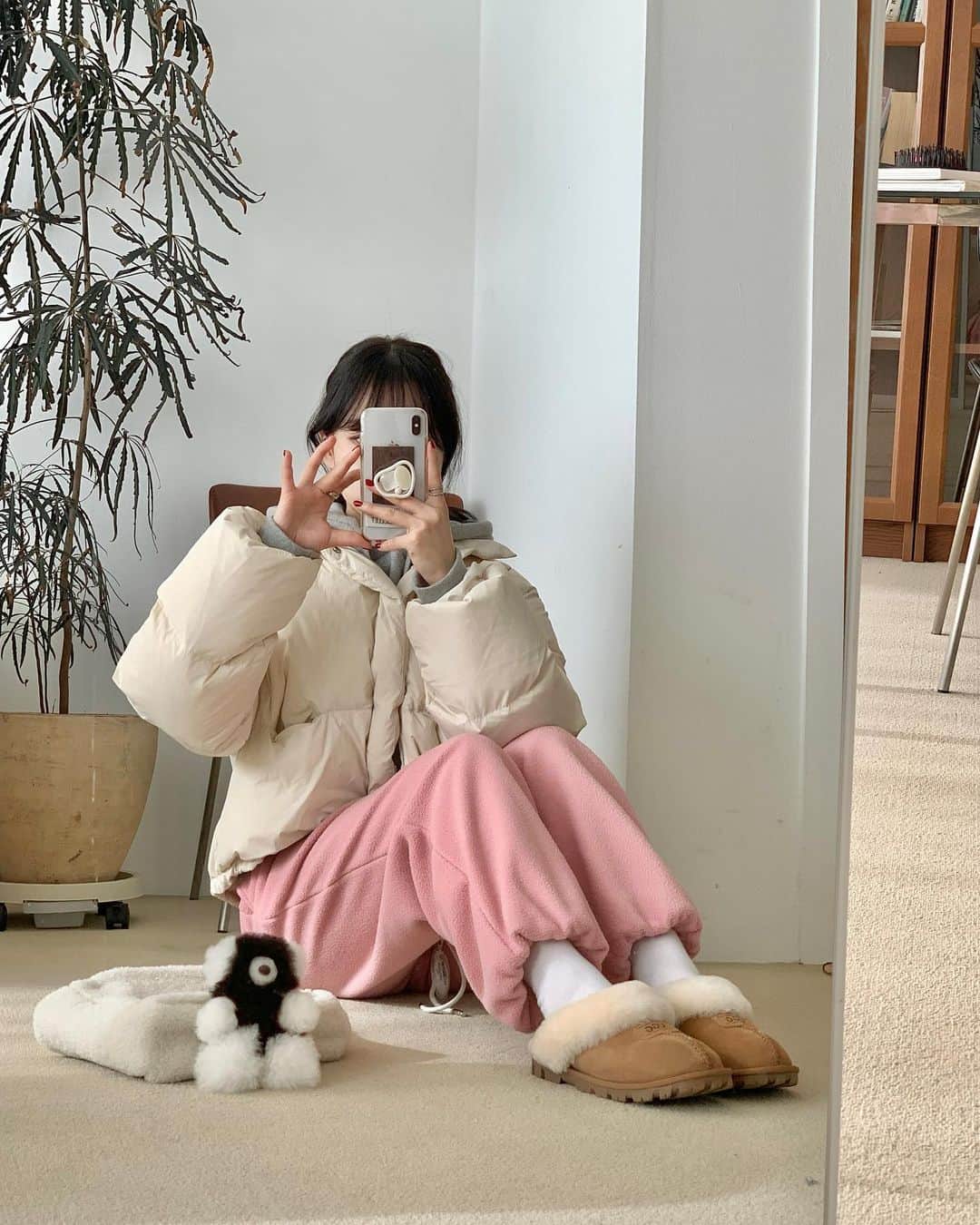+82 경현のインスタグラム：「색감 너무 귀여워🐻 #BITETHEBULLET#바잇더불렛  + 업데이트 현황은 @bitethebullet.co.kr 요 계정에서 확인가능하세요🧚🏻‍♀️  + 사진속의 코디는 댓글로 문의주시면 업데이트시 안내 다이렉트 보내드리고 있습니다🥳✨」