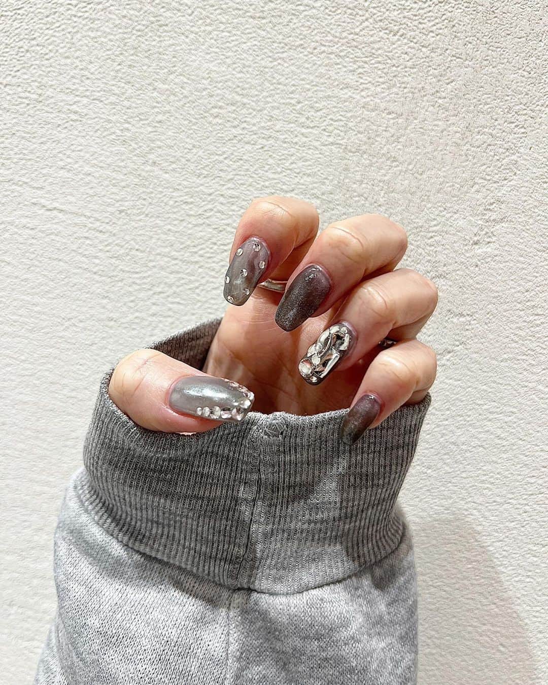 Hitoのインスタグラム：「. 今月のネイル🪩✨ 可愛すぎてずっと見ちゃう☃️  昔のまんまるの爪からは考えられないほど綺麗になった😭✨ いつもありがとうございます〜🤍 @affinita_nail_mie」