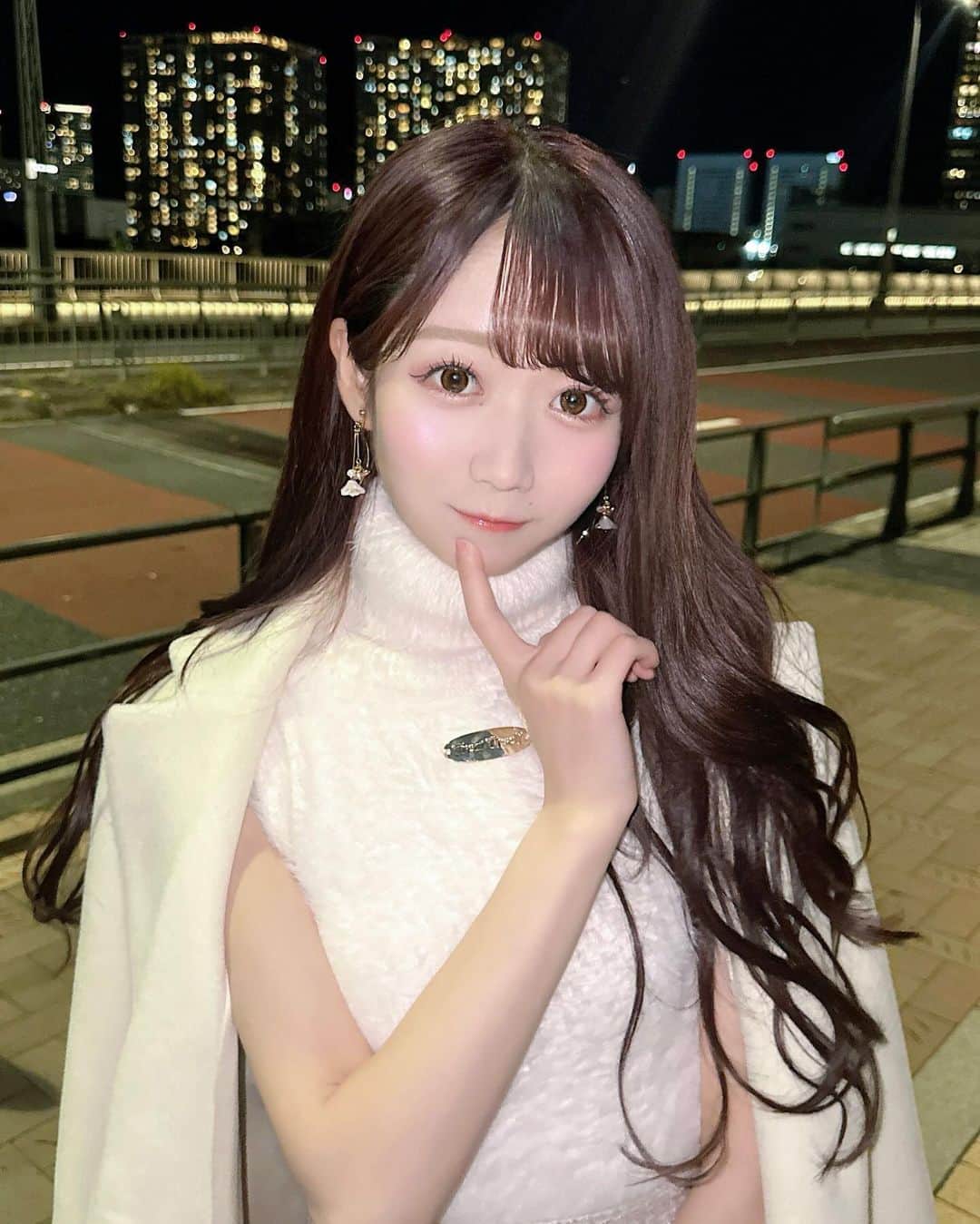 大谷映美里さんのインスタグラム写真 - (大谷映美里Instagram)「「ドライブ　デート　都内」🔍 MVオフショット🚗♡  めちゃくちゃ可愛い胸きゅんな曲です🎧 ドライブシーンの衣装、コートの下はノースリニット🧶 なんてあざと可愛い…好き衣装でした😚  助手席はわたしにお任せください( `•ω•´ ゞ 沢山観て聴いてね〜❤️✨」11月23日 23時58分 - otani_emiri