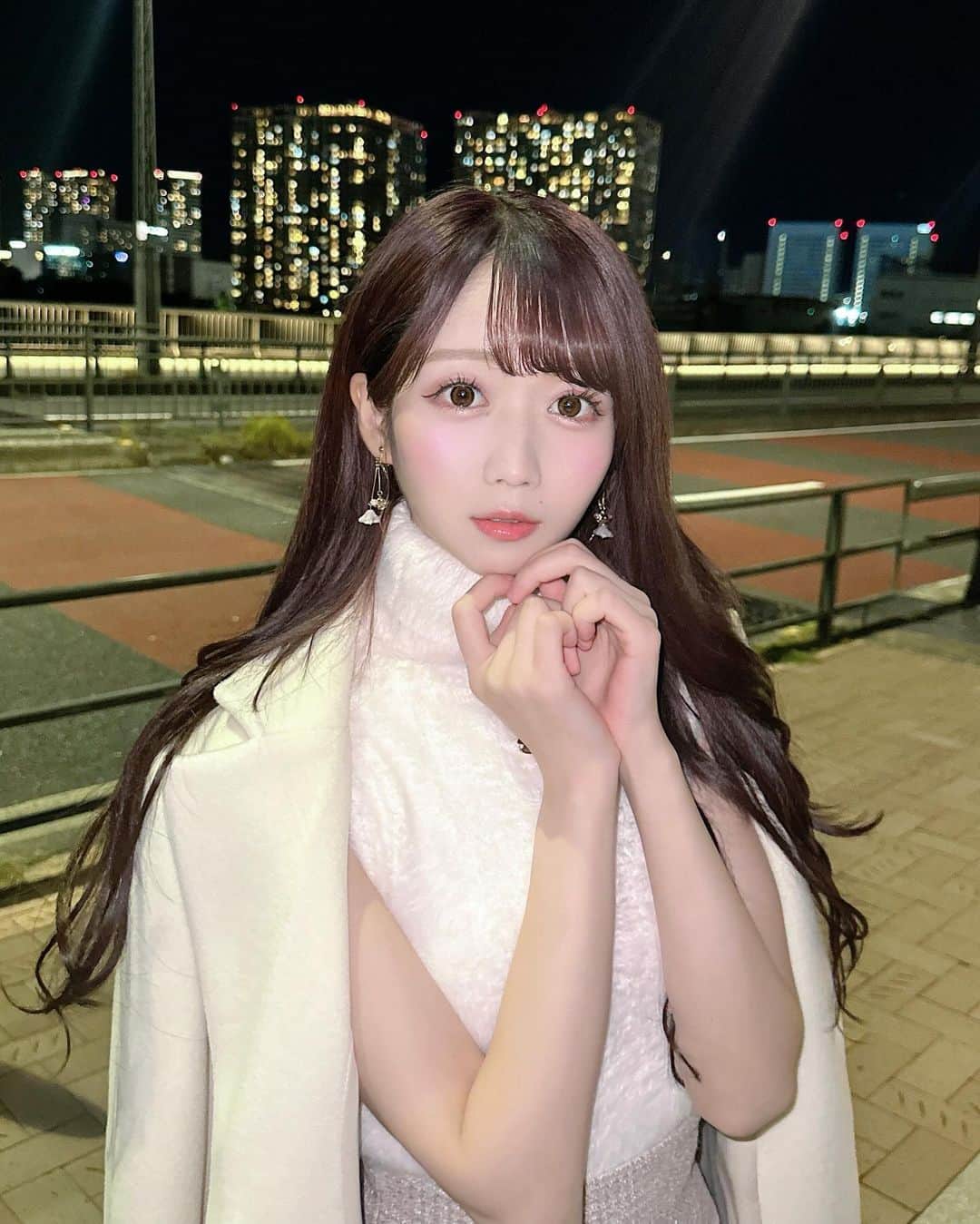 大谷映美里さんのインスタグラム写真 - (大谷映美里Instagram)「「ドライブ　デート　都内」🔍 MVオフショット🚗♡  めちゃくちゃ可愛い胸きゅんな曲です🎧 ドライブシーンの衣装、コートの下はノースリニット🧶 なんてあざと可愛い…好き衣装でした😚  助手席はわたしにお任せください( `•ω•´ ゞ 沢山観て聴いてね〜❤️✨」11月23日 23時58分 - otani_emiri