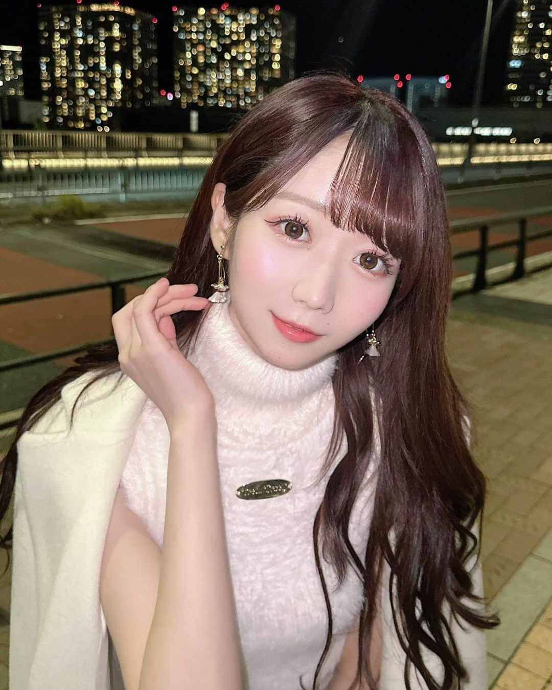 大谷映美里さんのインスタグラム写真 - (大谷映美里Instagram)「「ドライブ　デート　都内」🔍 MVオフショット🚗♡  めちゃくちゃ可愛い胸きゅんな曲です🎧 ドライブシーンの衣装、コートの下はノースリニット🧶 なんてあざと可愛い…好き衣装でした😚  助手席はわたしにお任せください( `•ω•´ ゞ 沢山観て聴いてね〜❤️✨」11月23日 23時58分 - otani_emiri