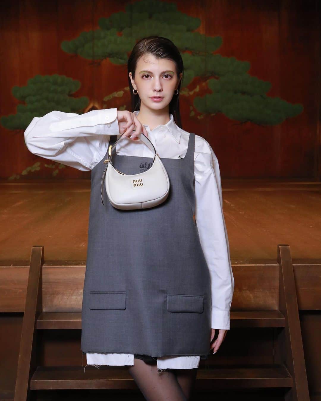 のインスタグラム：「Miu Miu Club Tokyo 🎍🩶  2012 年のスタート以来、世界各地で開催されてきたイベント！ 国際的、エンパワーメントをコンセプトとし、  女性たちが互いに支え合い、関わり合うことを目的としているもの。  日本で初の開催となり、今回のテーマは脳。 数少ない女性能楽師の方が主演を務められていました。 このような鑑賞させてもらえる機会を頂けて嬉しいです☺️  #MiuMiu #MIUMIUCLUBTOKYO #PR  後ろの松と、アイシャドウのグリーンが見事にマッチ💚」