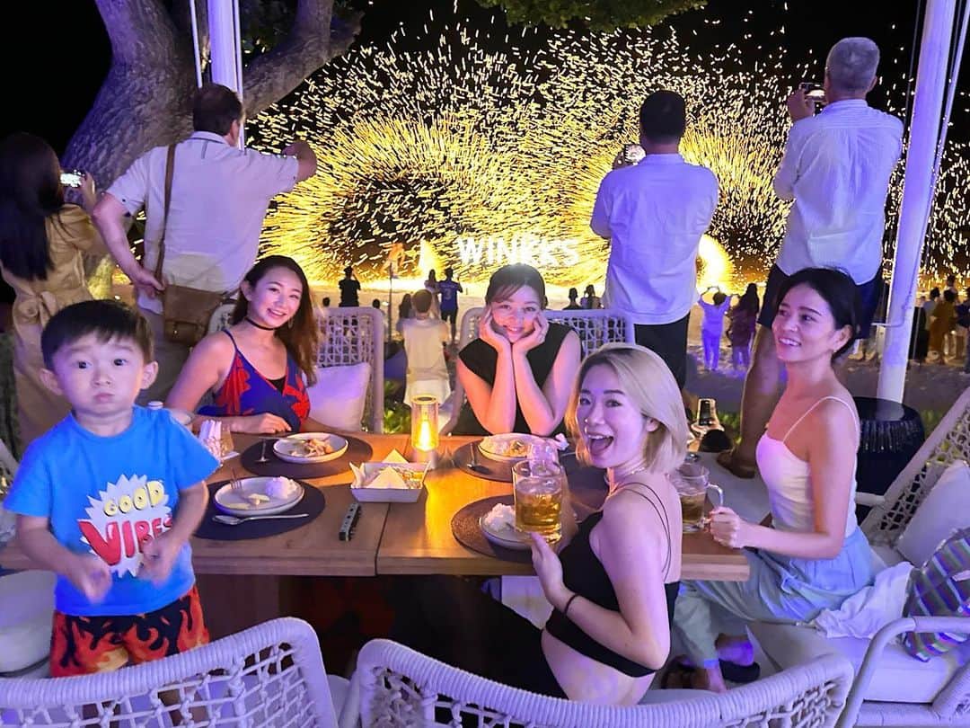 DJ JUICYのインスタグラム：「女4人と息子👦で、初めてのサメット島は🏝️  とにかく楽しすぎた😝😝😝😝  初日はホテルで食事しながら  ファイヤーショー見ました✨✨  すごく良かった⤴️🤩💘  あれ絶対あついよね🔥🌀🔥  #ファイヤーショー #thailand#kohsamet」