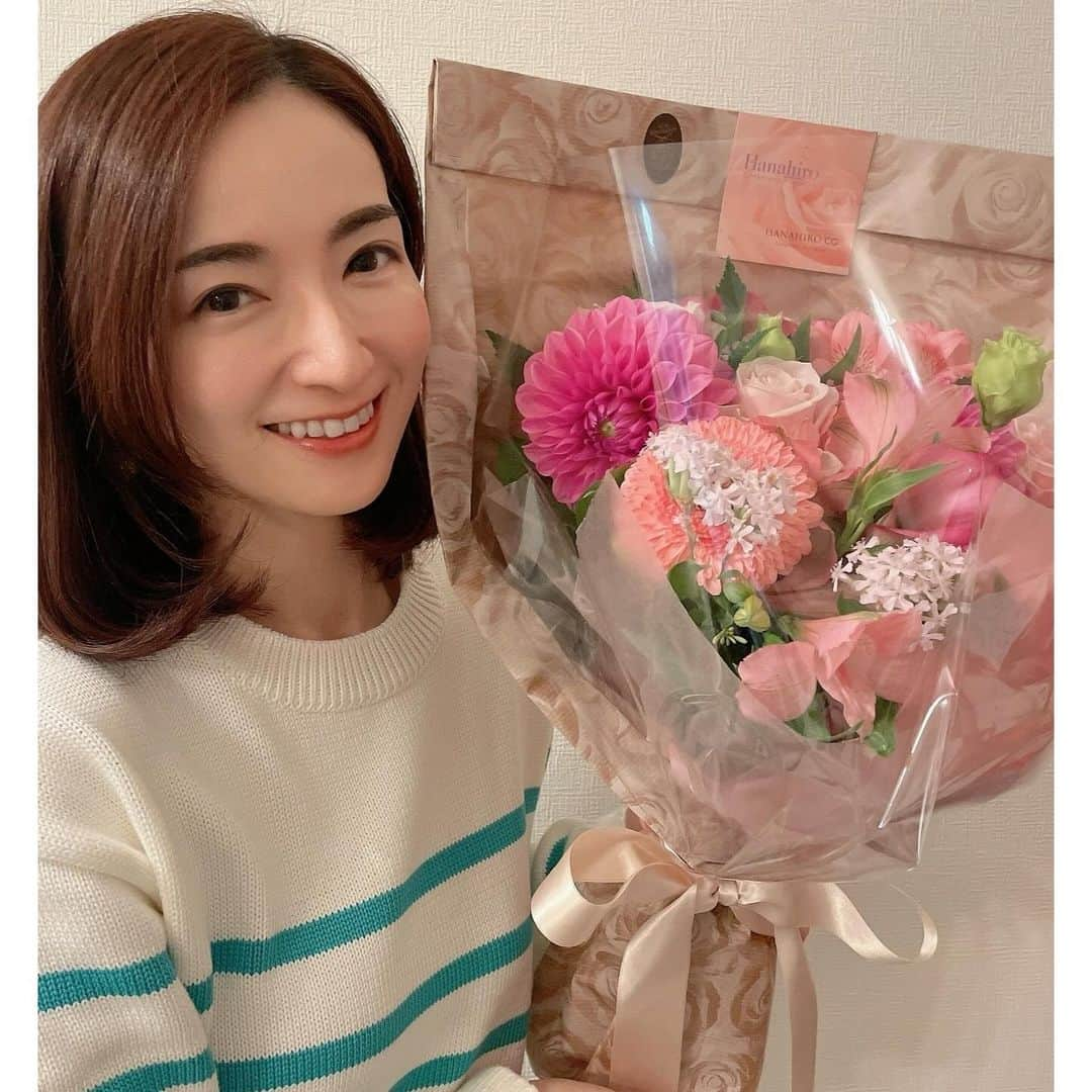 Mayuko Watanabe 渡辺真由子のインスタグラム：「11月23日♬.*ﾟ 結婚10周年でした♡ 素敵なお花に感謝💕 あっという間のようで濃厚な10年。 振り返れば、結婚し、桃太郎が来て、長男が生まれ、 次男が生まれて3年。大変なことも沢山あったけど、 こんな幸せな10年を過ごせたことに 感謝します🥰 次の10年後はどうなっているか。 家族皆が健康で幸せな時間を過ごしていますように✨ これだけを願うのみです🥹 #結婚記念日 #結婚10周年  #ママ #子育て中 #ママコーデ #ママファッション #男の子ママ #男の子兄弟 #男の子兄弟ママ #カジュアルコーデ#ママ #子育て中」