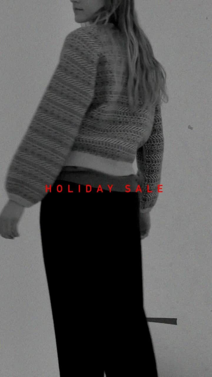 デミリーのインスタグラム：「Holiday Sale is happening now—a rare chance to get 30% off current season pieces, and an extra 30% off select sale styles. Use code HOLIDAY30.」