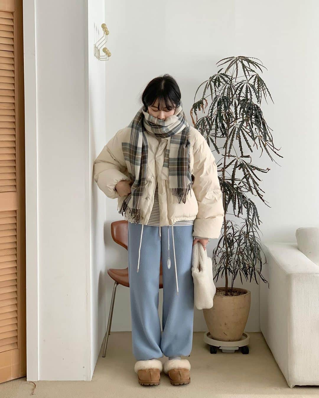 +82 경현のインスタグラム：「이렇게입고 스키장가야지☃️ #BITETHEBULLET#바잇더불렛  + 업데이트 현황은 @bitethebullet.co.kr 요 계정에서 확인가능하세요🧚🏻‍♀️  + 사진속의 코디는 댓글로 문의주시면 업데이트시 안내 다이렉트 보내드리고 있습니다🥳✨」