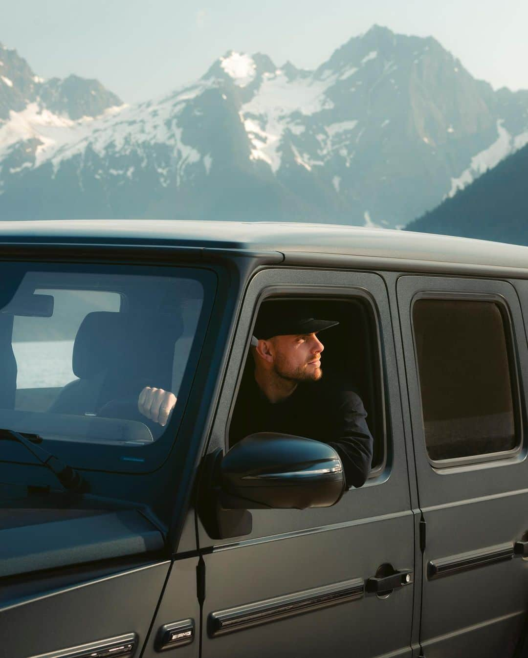 メルセデス・ベンツさんのインスタグラム写真 - (メルセデス・ベンツInstagram)「The G-Class in the Canadian Wilderness – a perfect match!   Adventure and lifestyle photographer @itsbigben grew up in British Columbia and once he earned his drivers license, Ben spent many mornings driving up to Jones Lake, exploring the lake shore, enjoying the mountains and practicing his photography.   This time he takes us with him on a trip with the G-Class, showcasing places that are close to his heart. Join him taking the 4WD off-road legend up a steep and rocky logging road to Jones Lake and follow along as we share more moments from @itsbigben and his trip for #MBcreator! Stay tuned!   #MercedesBenz #GClass」11月24日 0時02分 - mercedesbenz