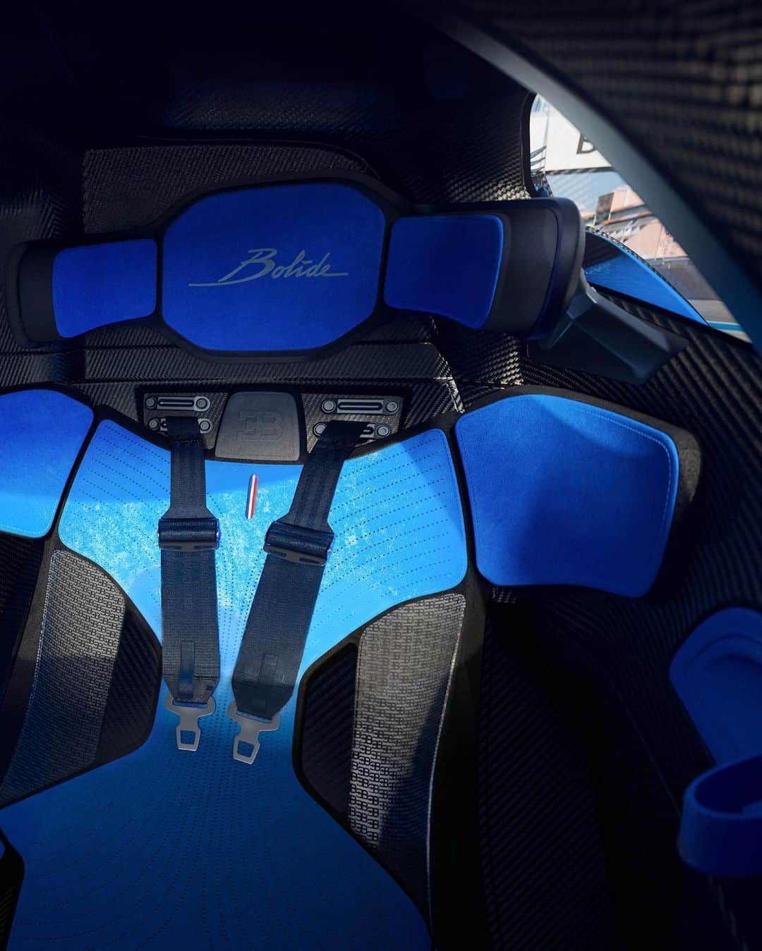 ブガッティさんのインスタグラム写真 - (ブガッティInstagram)「Tailored specifically for on-track driving, the BOLIDE’s multi-pad seats are precisely layered directly onto the monocoque, ensuring an unwavering connection is made between the pilot and their BUGATTI hyper sports car.  The BOLIDE interior is a entirely unique experience – four seating size options deliver a cocoon-like fit, whilst bespoke materials personalisation ensures a seamless fusion of individuality and performance.  #BUGATTI #BOLIDE – WLTP: bugatti.link/consumption」11月24日 0時11分 - bugatti