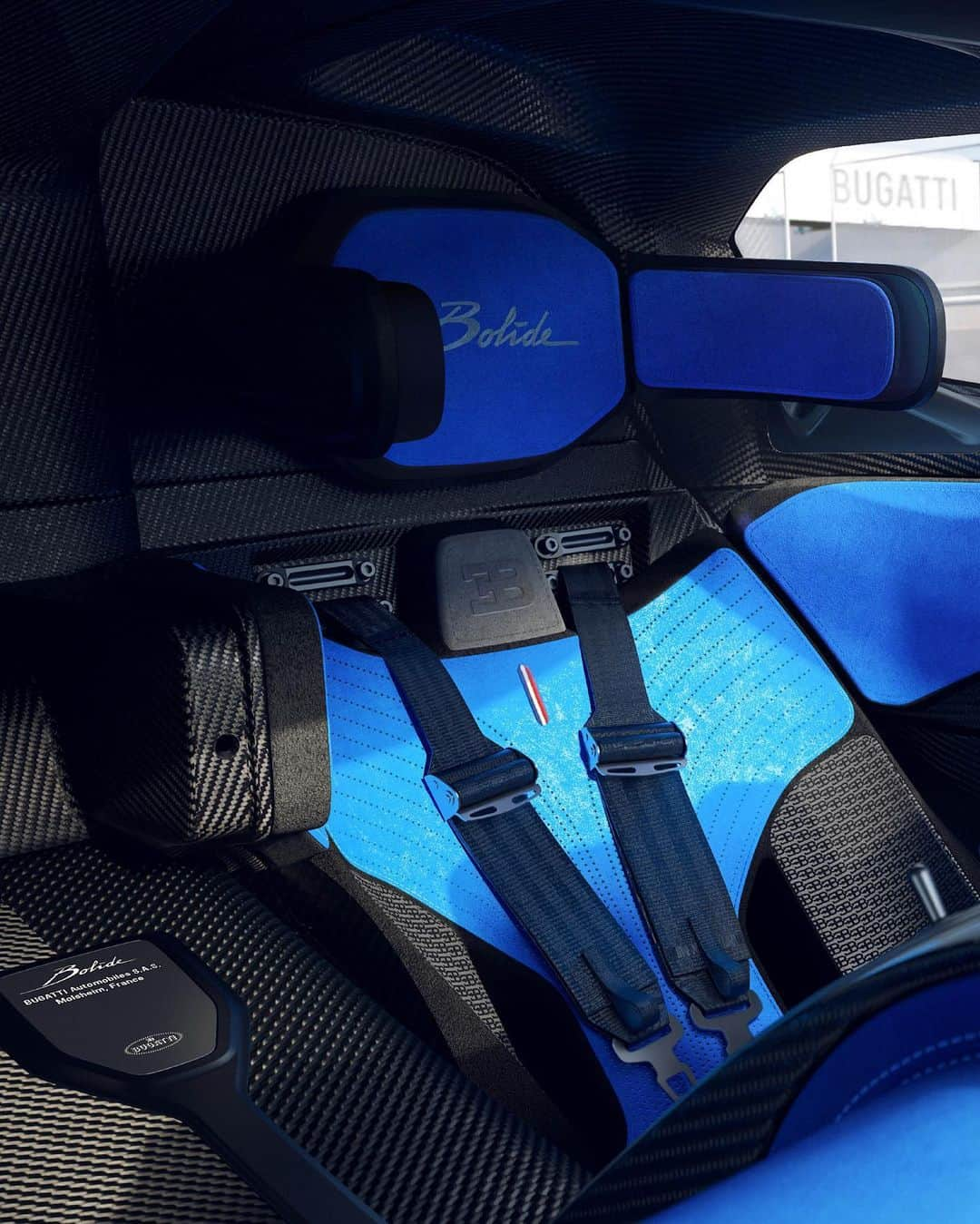 ブガッティさんのインスタグラム写真 - (ブガッティInstagram)「Tailored specifically for on-track driving, the BOLIDE’s multi-pad seats are precisely layered directly onto the monocoque, ensuring an unwavering connection is made between the pilot and their BUGATTI hyper sports car.  The BOLIDE interior is a entirely unique experience – four seating size options deliver a cocoon-like fit, whilst bespoke materials personalisation ensures a seamless fusion of individuality and performance.  #BUGATTI #BOLIDE – WLTP: bugatti.link/consumption」11月24日 0時11分 - bugatti