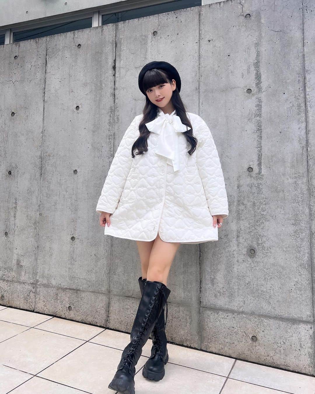 籾山ひめりさんのインスタグラム写真 - (籾山ひめりInstagram)「冬のコーデもすき？🤍🖤 ･  #PR #ダブルシー  #ad  #キルティング  #ジャケット #冬 #冬コーデ #ベレー帽 #モノクロコーデ  #ぱっつん前髪  #黒髪ロング #ガーリー #巻き髪 #code  #ootd」11月24日 0時12分 - momichan_hime