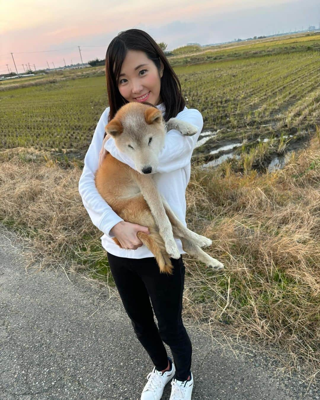 湊月莉子さんのインスタグラム写真 - (湊月莉子Instagram)「うちのわんこ🐶は今日も元気でした😃🌱#柴犬 #柴犬マニア #しばいぬ #お散歩 #17歳 #茶柴 #田舎道 #countrystyle #田舎の暮らしを楽しむ #わんこのいる生活 #愛犬家 #niigata #新潟 #にいがた #japanesedog #myfamily #愛してる #好きすぎてたべたくなる」11月24日 0時08分 - le_petit_prince6