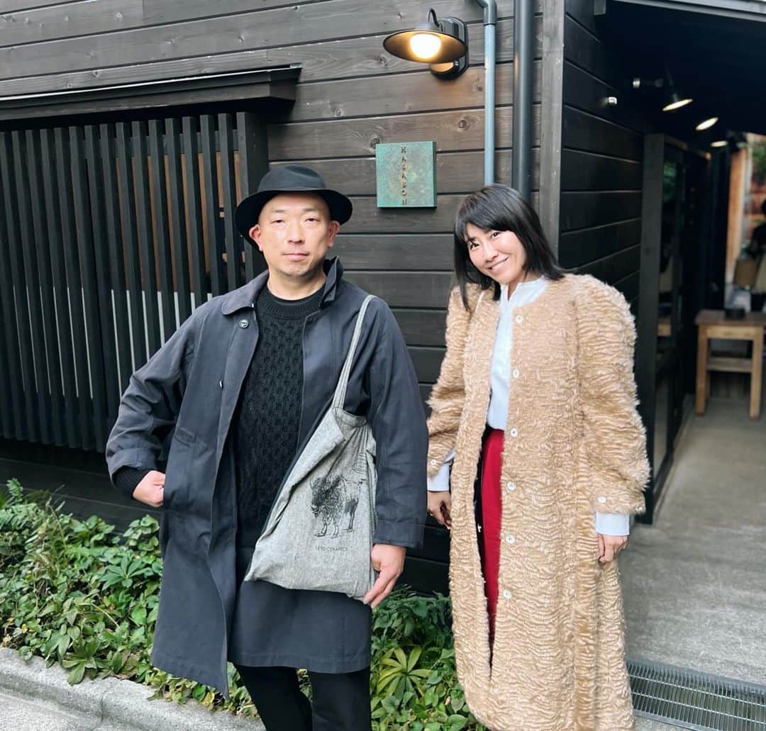 風間ゆみえのインスタグラム：「神楽坂の「HASABON」でランチ  裏路地に少し入ったところの古民家で営まれている 日本茶を用いたフレンチベースのレストランで、 軽めのディナーコースをランチにいただきました。 旬の食材をさらに美味しく美しく堪能する素晴らしいレストランでした。希少な天然のししゃもがふわふわで絶品で。 写真では伝えられないですね。 次は夜に来てみたい。　  しかしながら、もう、ふたりとも笑って‼︎ 笑  裏側にまわると、眼鏡屋さん。  #yumie_k_style」