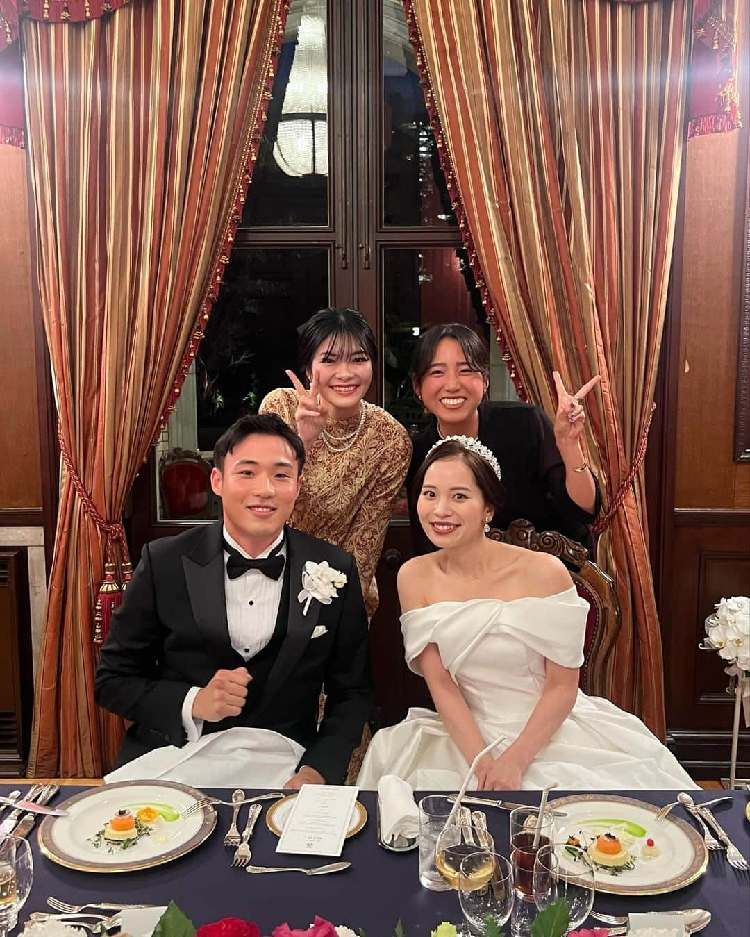 AMIKAのインスタグラム：「莉沙の結婚式😭😭😭 めちゃ感動した  大学の入試で出会って、1年の4月の健康診断を2人でまわったのがめちゃめちゃ印象に残ってる笑  社会人になっても集まる仲の友達なんて限られてるから本当に大切な人です。  本当に素敵な人同士で、幸せお裾分けして貰いました。 本当におめでとう！！！！！  スポーツウェアも似合ってたけど、 ウェディングドレスこんな似合う人いないよ(T ^ T) ほんとに美しかった。  初めての結婚式が莉沙でよかった 末長くお幸せに🩷」