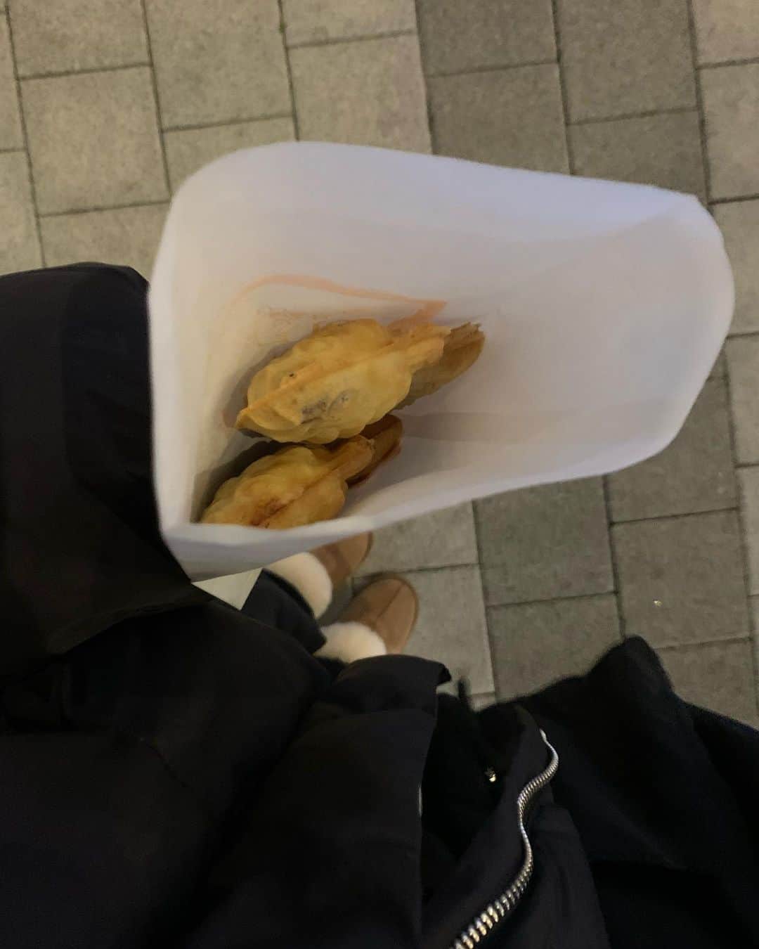 +82 경현のインスタグラム：「마지막 남은 붕어빵 챙겨들고 심야영화 보러왔는데유 서울의봄 뒤집어지게 재밌네 진챠… 2023 본 영화중에 아마도 1등👍🏻 #BITETHEBULLET#바잇더불렛  + 업데이트 현황은 @bitethebullet.co.kr 요 계정에서 확인가능하세요🧚🏻‍♀️  + 사진속의 코디는 댓글로 문의주시면 업데이트시 안내 다이렉트 보내드리고 있습니다🥳✨」