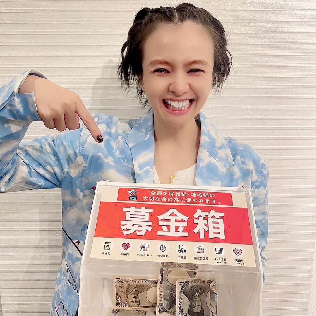 のインスタグラム：「. . 永田っちのおかげで お金がういたので（笑）  @tomiko_matsuba さんが @tsukaneko222 さんの為に  募金箱を設置して下さっていたし 1万円いれておきました♡  ↓  #Repost @soichinagatahm with @use.repost  11/21 misonoさんのヘアメイクを担当しました！  10/13 お誕生日だったので保護猫ちゃん達のお菓子をプレゼント😊  10匹いらっしゃるので、この日のうちに完食して下さったそうで良かったです（笑）  そして「misonoプロデュースのエステサロン」に続いて「misonoプレゼンツの飲食店」  11/28、ウチのヤキトリ 12/5、人類みなウチのラーメン  を大阪でオープンされるので両方 早く食べに行きたいです🤩」