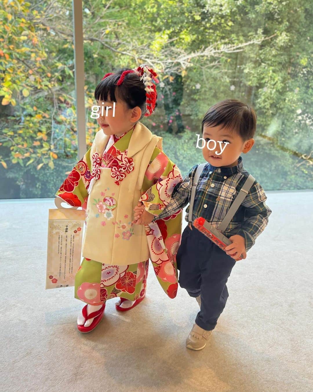 Sayuri（岸岡小百合）さんのインスタグラム写真 - (Sayuri（岸岡小百合）Instagram)「* 先日私のいとこの子どもの七五三がありました👘 我が家は親族皆仲良しなので、姪っ子たちのイベントともなるとすっ飛んで行き、迷惑にならない程度に参加します笑  赤ちゃんだったのにもう3歳か😭♡ 可愛くて可愛くて涙が出そうになりました。  女の子の七五三ってなんでこんなに可愛いの🥹✨  息子がいとこの家族写真に乱入しそうになったり、 ちびっこたちが皆カメラを見ずに石を拾い始めたり 草履を脱いで歩き出したり♡ ハプニングも沢山ありましたが、それもまた良い思い出♡  これからもすくすく大きくなぁれ♪  そんな私は @amenochihare_official のワンピースを着て行きました♪ シンプルながら、裾のフリル＆パールが可愛い1枚。  撥水加工つきで汚れにくく、 裏地には静電気防止の素材が使用されていて最高🤣✨  普段のお出かけにも、 少しフォーマルな場所にも重宝するので、 1枚あるととても便利です♪  #ootd #オケージョンワンピース  #ネイビーワンピース #七五三　#男の子ママ #アメノチハレ #amenochihare」11月24日 0時21分 - sayuuringo