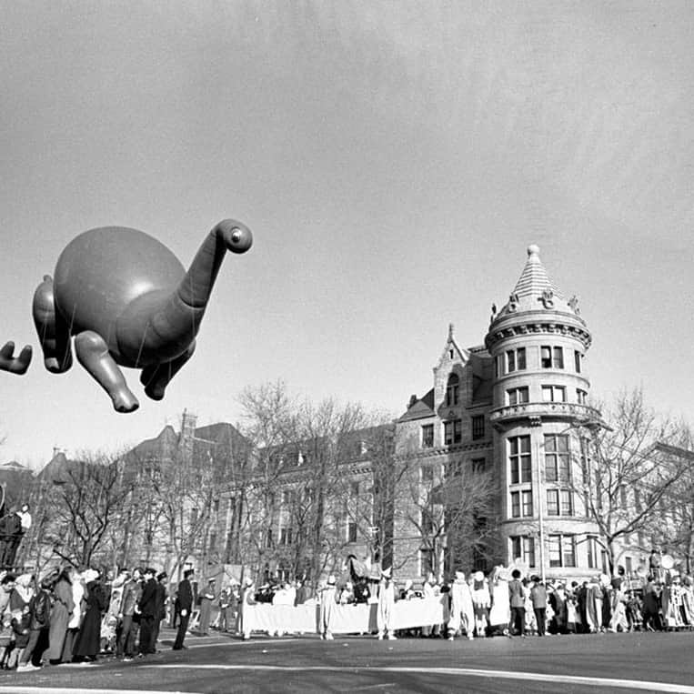 アメリカ自然史博物館のインスタグラム：「Here’s a festive Throwback Thursday photo from 1969! On this Thanksgiving, the world-famous parade passed the Museum’s 77th Street turret with a very special float: a sauropod dinosaur. This inflatable Apatosaurus measured an impressive 60 ft (18.3 m) long! The giant green dinosaur featured big eyes, a wide grin, and a 20-ft (6-m) tail. The original Apatosaurus balloon made its first parade debut in 1963 and was retired from service in 1976.  Photo: Image no. 62158_21a, © AMNH Library #museum #amnh #nyc #uws #history #didyouknow #nychistory」