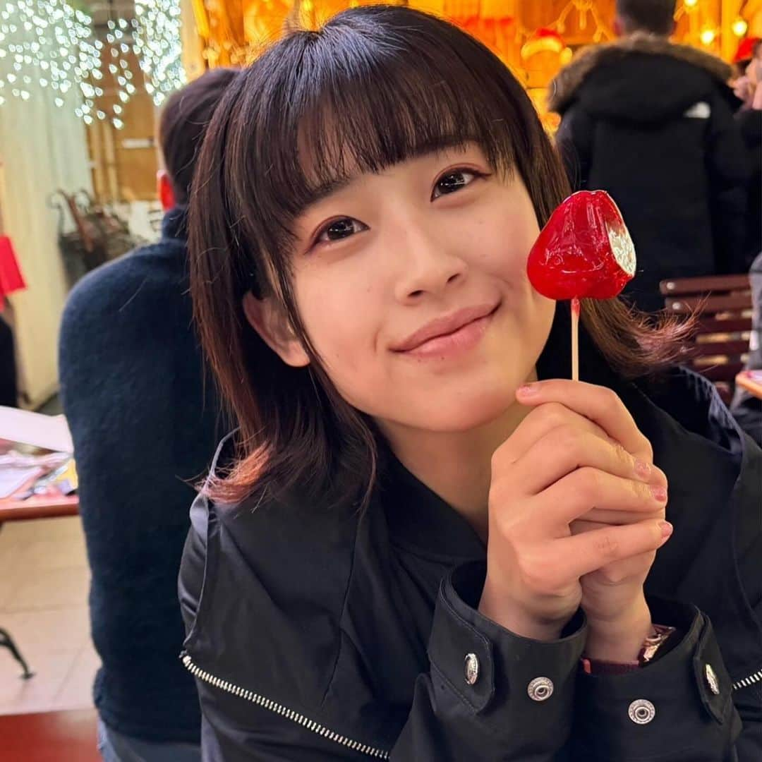 桜愛美さんのインスタグラム写真 - (桜愛美Instagram)「秋ですね🍁  11月24日  11月から #ミコライブ(@micolive.35 ) 配信を始めて24日が経ちました！  神社好きライバーのまなみんです⛩️  神社のアカウントこちら 💁‍♀️☞@jinjya_0312   #福岡 #神社好きライバー #ライバー #神社好きな人と繋がりたい  #スピリチュアル  今日もありがとうございました😆🍾  ─────────────  今日は、人間が変わるまでの3ステップがあることを学んだので共有します。  ①啓発(気付き)をあたえる。 人生が変わった機会はなんですか？と問われた時、なんと答えますか？ 私は、アイドル経験です。8年間のアイドル経験を経て、本当にいろんな経験をさせていただきました。海外に遠征する機会を与えてもらえた機会もありましたし、言葉以外で音楽でコミュニケーションができるということを学びました。私にとって大きな経験であり、今でも忘れられない経験です。その経験があったからこそ、今も国を超えて何なできることをしたい、また成し遂げられることがあるのでないかと思うし、そのような実績残したいって思っています。  ②役割を与える。 役割を与えること、与えられることで初めて見える景色があること。 私は大学3年生の頃に映画研究部の部長になった経験があります。4年生はみんな引退し、私が学年が一番上ということもあったので、部長をやらざるおえないという環境だったのですが、あの経験があったからこそ今があるし、今でも忘れられない経験になったと思ってます。  ③成功体験を与えること。 簡単すぎず難しすぎない課題を設定すること。成功体験によって、自分に自信が持てるからです。 私は、そこまでダンスが大好きというわけでもないし、ダンスがしたいというわけではないけど、アイドル時代にソロダンスの選抜メンバーに選ばれたことは成功体験といえるのではないか、と考えました。オーディションを経て、「これでダメだったら私には才能はないんだ，諦めよう」と、思うまで全力でやりきりました。 結果として選抜に選んでもらえました。 とても嬉しかったし、結果として認めてもらえたこと、大きな自信にもつながりました。  ──── 桜まなみアカウント ▷@manami_guitars  #福岡 #クリエイター #配信者」11月24日 0時29分 - manami_guitars