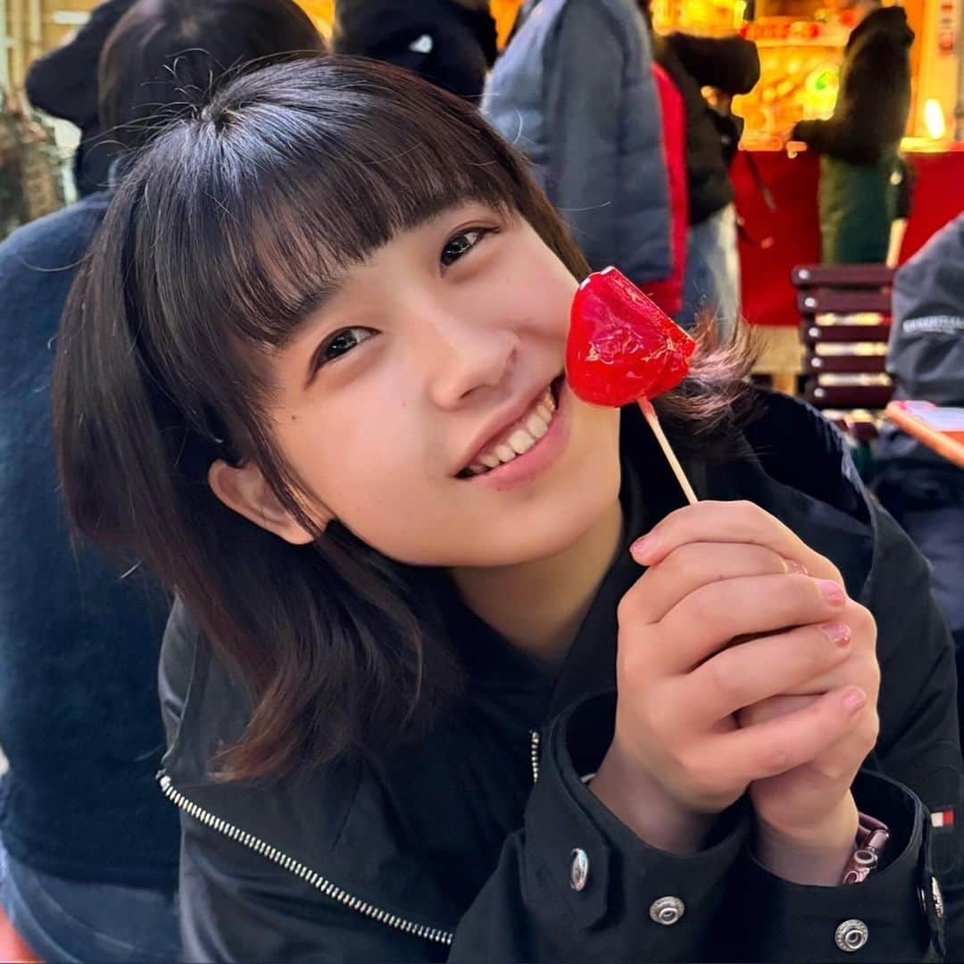 桜愛美さんのインスタグラム写真 - (桜愛美Instagram)「秋ですね🍁  11月24日  11月から #ミコライブ(@micolive.35 ) 配信を始めて24日が経ちました！  神社好きライバーのまなみんです⛩️  神社のアカウントこちら 💁‍♀️☞@jinjya_0312   #福岡 #神社好きライバー #ライバー #神社好きな人と繋がりたい  #スピリチュアル  今日もありがとうございました😆🍾  ─────────────  今日は、人間が変わるまでの3ステップがあることを学んだので共有します。  ①啓発(気付き)をあたえる。 人生が変わった機会はなんですか？と問われた時、なんと答えますか？ 私は、アイドル経験です。8年間のアイドル経験を経て、本当にいろんな経験をさせていただきました。海外に遠征する機会を与えてもらえた機会もありましたし、言葉以外で音楽でコミュニケーションができるということを学びました。私にとって大きな経験であり、今でも忘れられない経験です。その経験があったからこそ、今も国を超えて何なできることをしたい、また成し遂げられることがあるのでないかと思うし、そのような実績残したいって思っています。  ②役割を与える。 役割を与えること、与えられることで初めて見える景色があること。 私は大学3年生の頃に映画研究部の部長になった経験があります。4年生はみんな引退し、私が学年が一番上ということもあったので、部長をやらざるおえないという環境だったのですが、あの経験があったからこそ今があるし、今でも忘れられない経験になったと思ってます。  ③成功体験を与えること。 簡単すぎず難しすぎない課題を設定すること。成功体験によって、自分に自信が持てるからです。 私は、そこまでダンスが大好きというわけでもないし、ダンスがしたいというわけではないけど、アイドル時代にソロダンスの選抜メンバーに選ばれたことは成功体験といえるのではないか、と考えました。オーディションを経て、「これでダメだったら私には才能はないんだ，諦めよう」と、思うまで全力でやりきりました。 結果として選抜に選んでもらえました。 とても嬉しかったし、結果として認めてもらえたこと、大きな自信にもつながりました。  ──── 桜まなみアカウント ▷@manami_guitars  #福岡 #クリエイター #配信者」11月24日 0時29分 - manami_guitars