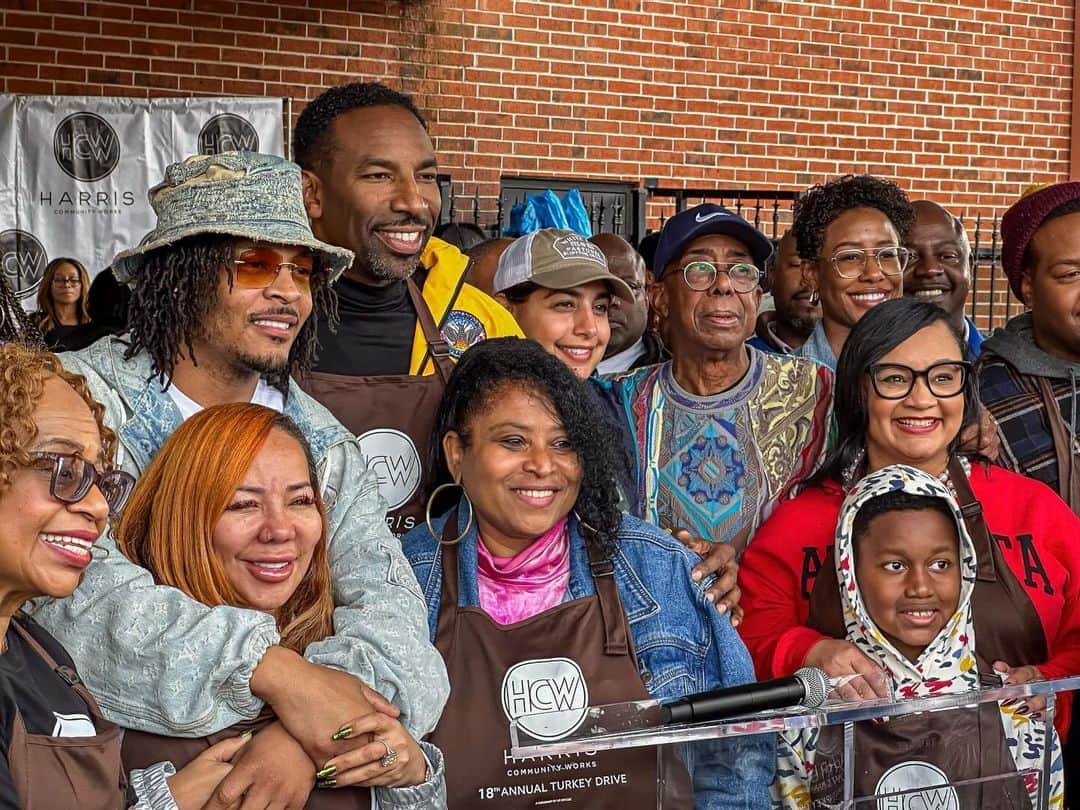 T.I.のインスタグラム：「It’s an honor and a blessing to be able to give back and serve the community that raised me. Big thanks to my mama, & The Morgan Family along with @majorgirl @andreforatlanta @andreaboonenow @nikemawilliams @blancobrown @domani @buddyred and to all our sponsors, volunteers, and partners who helped make the @harriscommunityworks 18th Annual Turkey Drive a great success 🤝🏾‼️ The rain didn’t stop us and the sun came out the minute we started handing out turkeys! 🦃🙏🏾🫡👑  📸 @itsjustlondon」