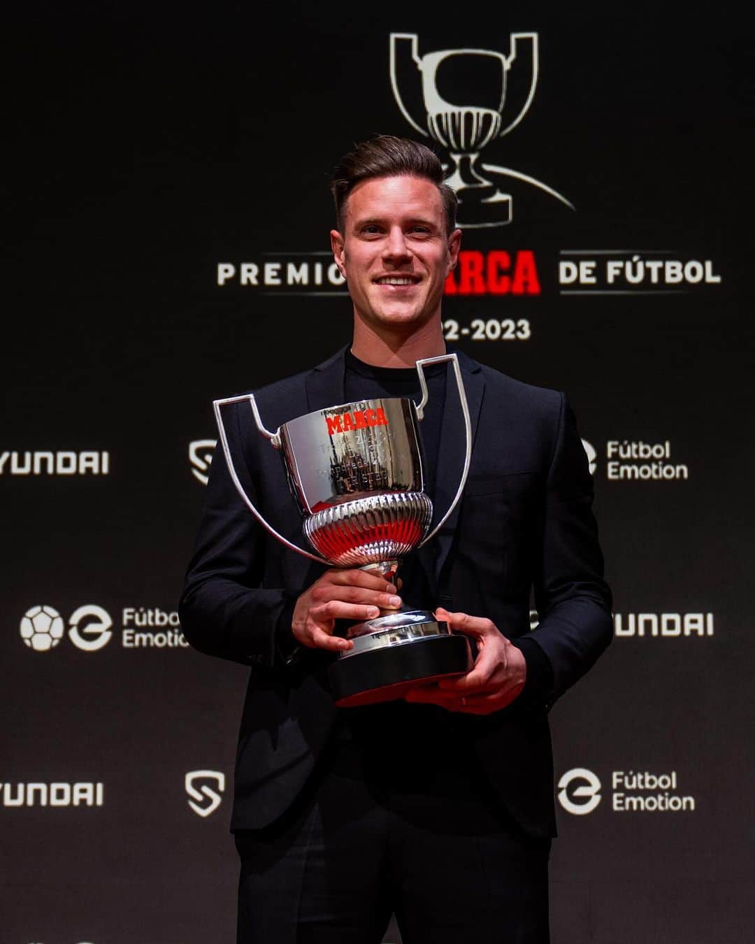 FCバルセロナのインスタグラム：「🏆 𝐙𝐚𝐦𝐨𝐫𝐚 & 𝐌𝐕𝐏 𝟐𝟐/𝟐𝟑」