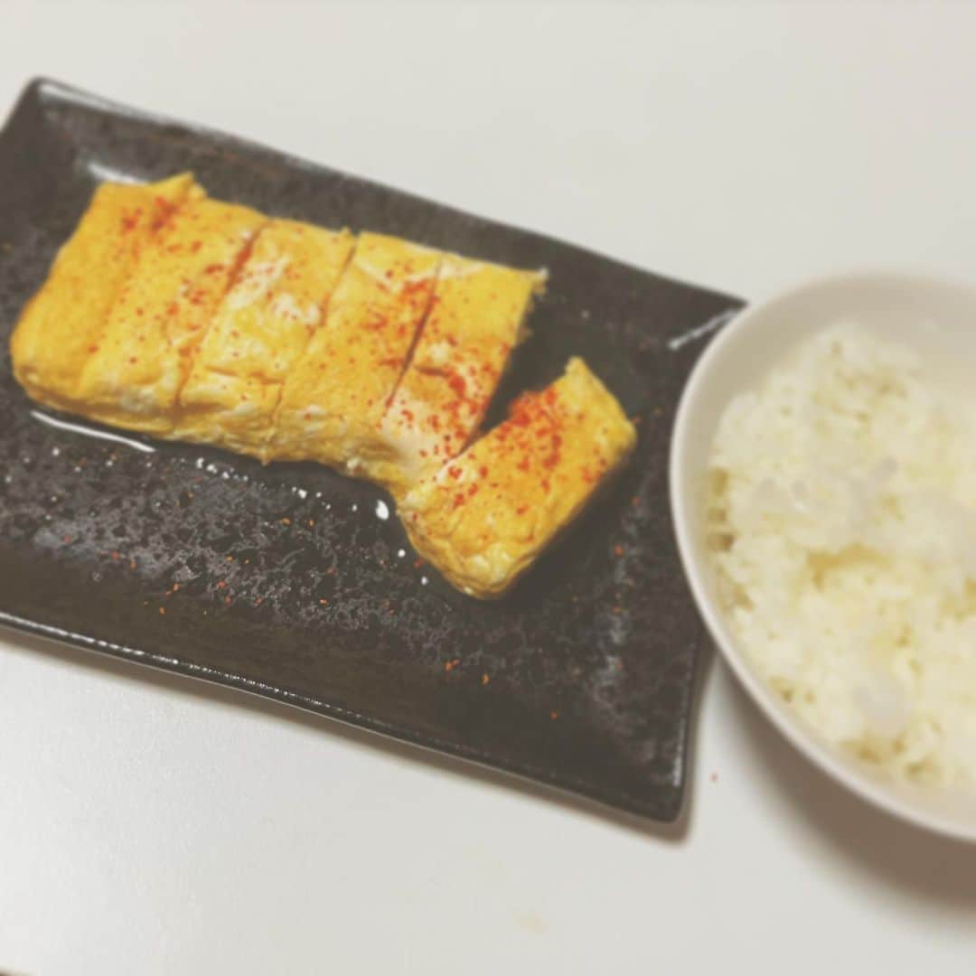 佐伯霞のインスタグラム：「得意料理は だし巻きでもない卵焼きでもない 卵焼き🥚  この時間にやから 余計美味しいてのわある。  このセットさえあれば十分生きていける。」