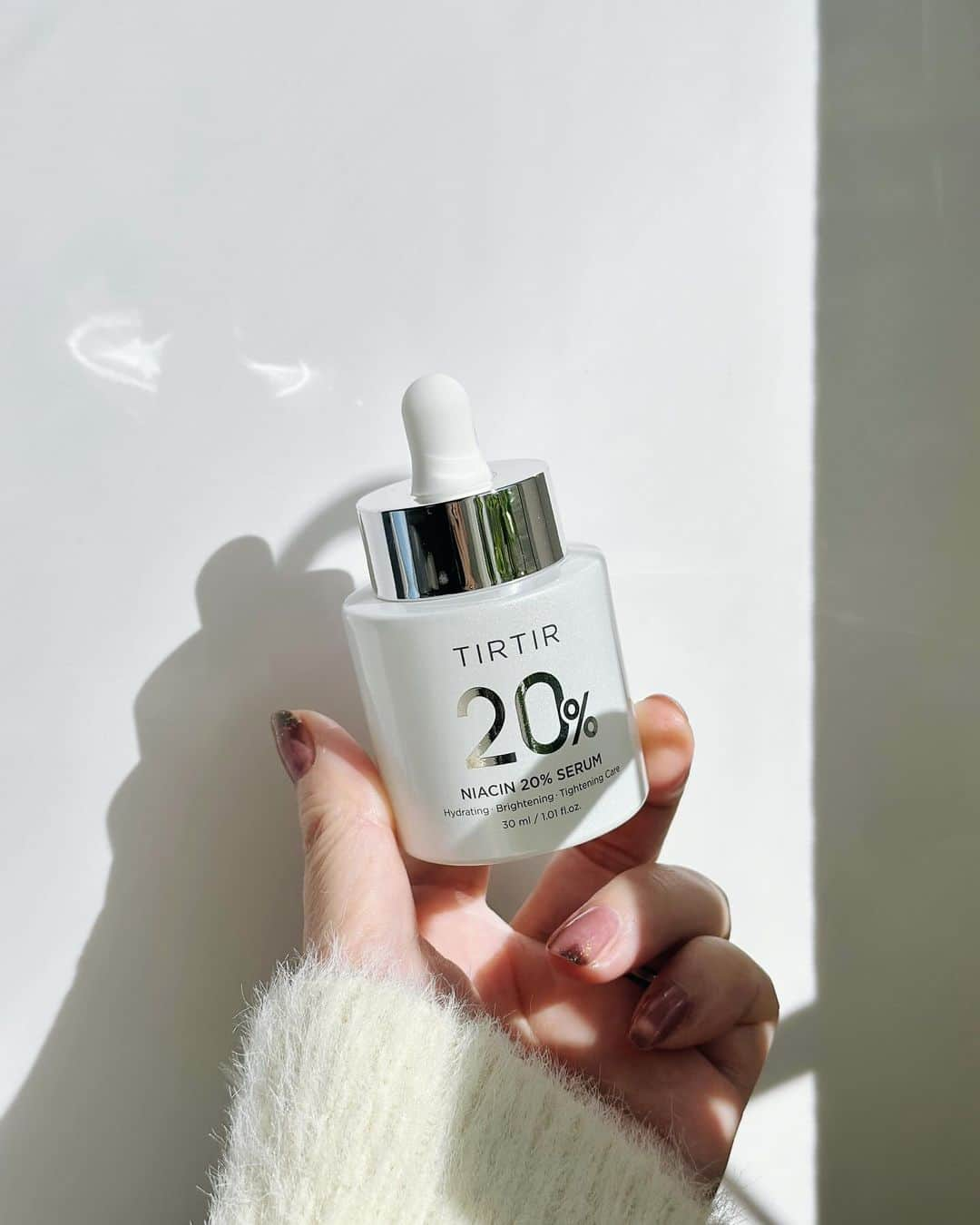 sweetieのインスタグラム：「Qoo10メガ割何買った？🛒  TIRTIRから新発売するセラム “TIRTIR NIACIN 20% SERUM" 一足早く使たけど良かったよ🤍  ナイアシンアミドが20％も配合で とろっと輝く乳白色なテクスチャー。 肌にサラッと素早くなじむ使い心地で モチモチしっとり肌になるー!!☺︎  乾燥がより一層気になる時季なので 小ジワや毛穴などにアプローチして 保湿もできる高効能マルチセラムは 手放せない!!  肌悩み多きお年頃… トリプルブライトニングケアで 透明感のある輝く肌を目指そう✨ ┈┈┈┈┈┈┈┈┈┈┈ @tirtir_jp_official #PR#TIRTIR#ティルティル#韓国コスメ#韓国スキンケア#韓国美容#新作コスメ2023#qoo10メガ割 #qoo10#メガ割購入品#ブラックフライデー#blackfriday#kbeauty」