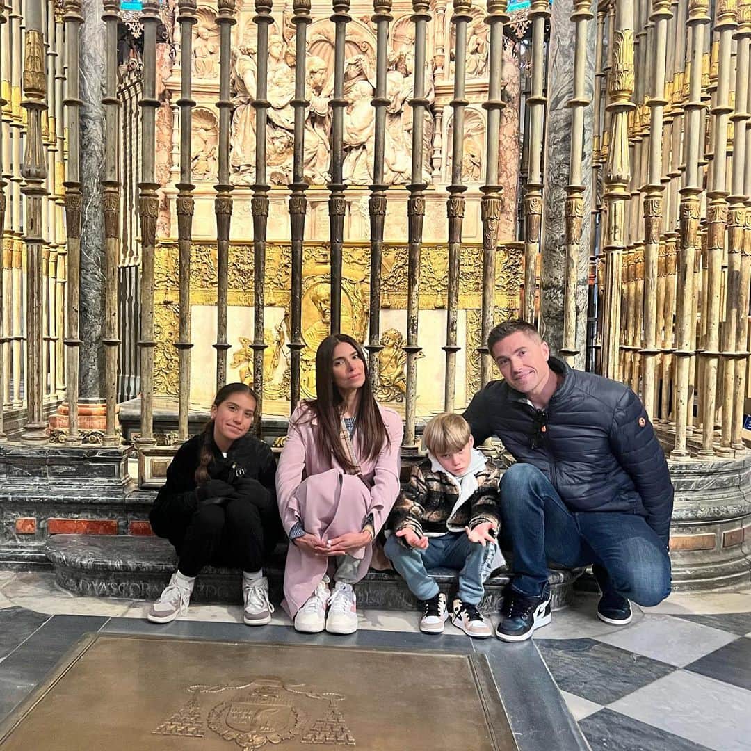 ロゼリン・サンチェスのインスタグラム：「Happy Thanksgiving everybody! Espero la estén pasando hermoso con sus familias…  Bendiciones y mucho amor de parte de Winter-Sánchez family 🍁💕」