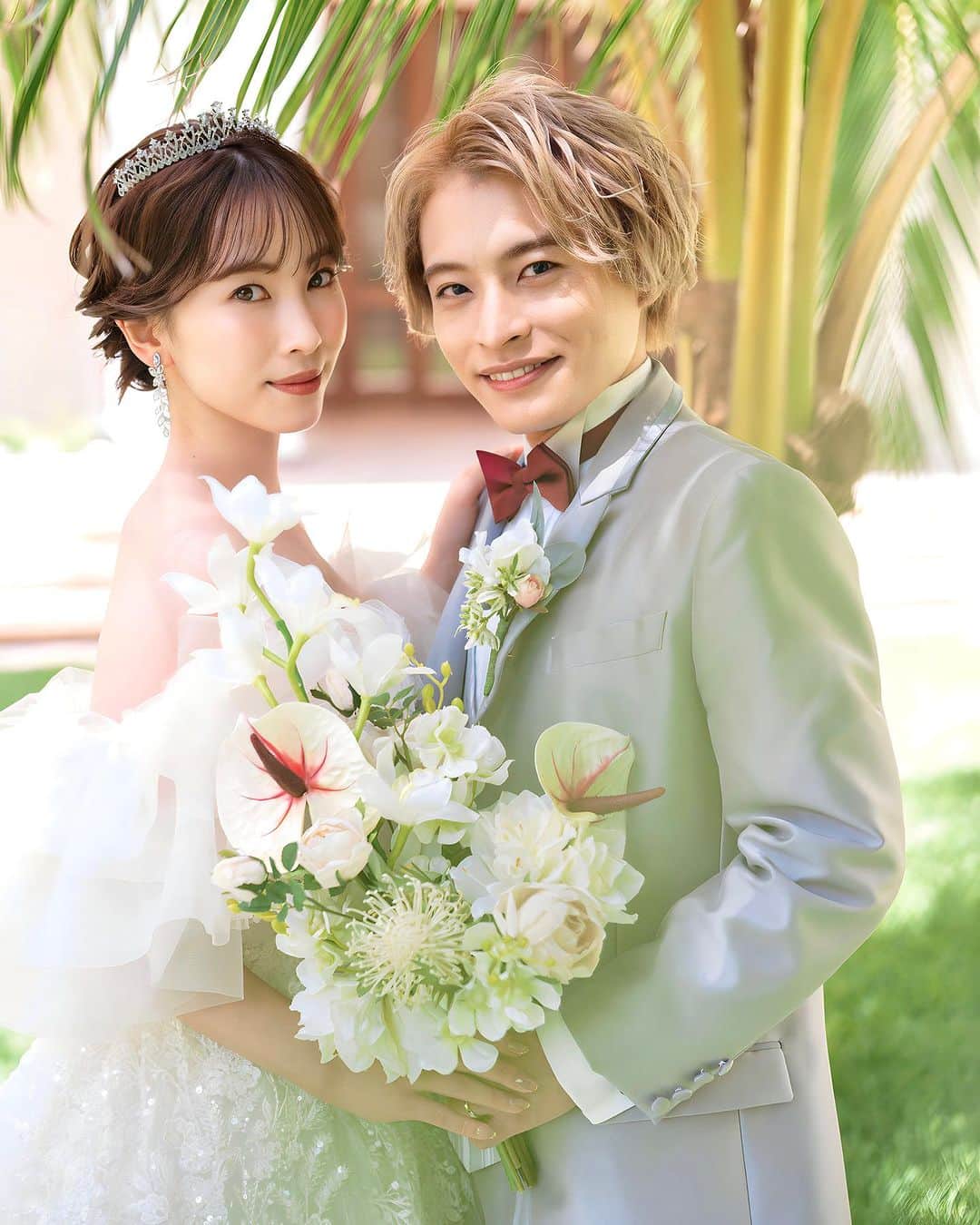 藤原望未さんのインスタグラム写真 - (藤原望未Instagram)「𓈒𓐍‪‪𓂃 𓈒𓏸◌‬Wedding Photo𓈒 𓂂𓏸𓂃◌𓈒𓐍‪ 𓈒𓏸‪  ハワイで初めてのウェディングドレス撮影👗✨️  撮影前からワクワクで、始まってからもロケーションとカメラマンさん、ヘアメイクさんが素敵すぎて楽しい時間でした🥰  タキシードを着てビシッとした夫もすごく似合っていて新鮮だったな😆♡  一生残るものだからと、ハワイ前にはしっかり体重も落としてすっきりしたつもりなのです🫣  私は可愛いより綺麗系かなーということと、ドレスはフワッフワきらっきらで可愛いのでヘアはアップで綺麗めにしました🤍  ヘアとかネイルとか撮影だけでもこんなに悩むのに、結婚式するってなったら大変だこりゃ😳！  すーごくお気に入りの写真が沢山なので、またちょこちょこ載せていきます。 お付き合いくださいませ😊  というか一生に一度だから自己満で載せるぞ💍✨️   #ウェディングフォト  #ウェディングドレス  #ハワイウェディングフォト  #ブライダルモデル  #ブライダルヘア  #ハワイ  #ハレクラニ  #ホノルル  #鍼灸夫婦  #のんすたいる」11月24日 0時28分 - nozo.mi74