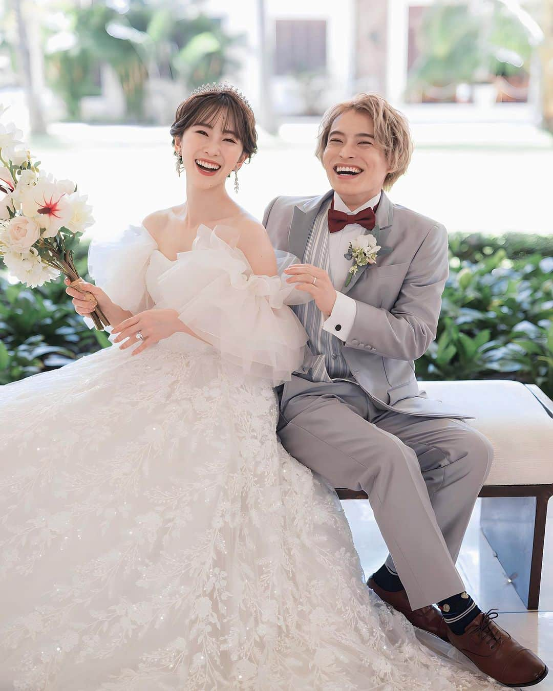 藤原望未さんのインスタグラム写真 - (藤原望未Instagram)「𓈒𓐍‪‪𓂃 𓈒𓏸◌‬Wedding Photo𓈒 𓂂𓏸𓂃◌𓈒𓐍‪ 𓈒𓏸‪  ハワイで初めてのウェディングドレス撮影👗✨️  撮影前からワクワクで、始まってからもロケーションとカメラマンさん、ヘアメイクさんが素敵すぎて楽しい時間でした🥰  タキシードを着てビシッとした夫もすごく似合っていて新鮮だったな😆♡  一生残るものだからと、ハワイ前にはしっかり体重も落としてすっきりしたつもりなのです🫣  私は可愛いより綺麗系かなーということと、ドレスはフワッフワきらっきらで可愛いのでヘアはアップで綺麗めにしました🤍  ヘアとかネイルとか撮影だけでもこんなに悩むのに、結婚式するってなったら大変だこりゃ😳！  すーごくお気に入りの写真が沢山なので、またちょこちょこ載せていきます。 お付き合いくださいませ😊  というか一生に一度だから自己満で載せるぞ💍✨️   #ウェディングフォト  #ウェディングドレス  #ハワイウェディングフォト  #ブライダルモデル  #ブライダルヘア  #ハワイ  #ハレクラニ  #ホノルル  #鍼灸夫婦  #のんすたいる」11月24日 0時28分 - nozo.mi74