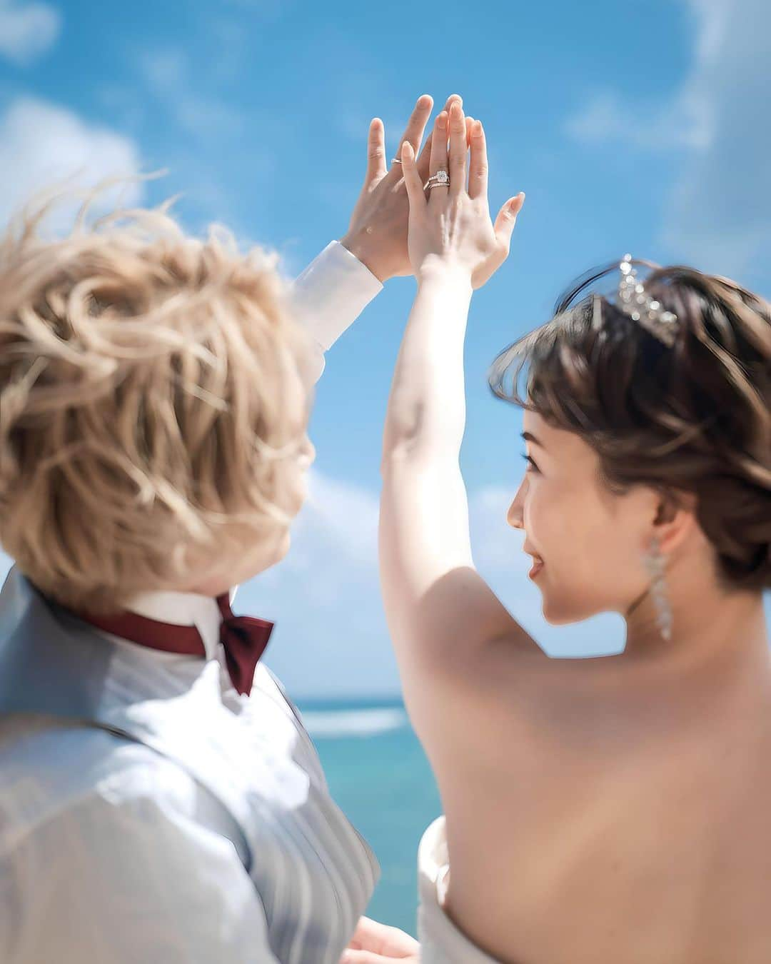 藤原望未さんのインスタグラム写真 - (藤原望未Instagram)「𓈒𓐍‪‪𓂃 𓈒𓏸◌‬Wedding Photo𓈒 𓂂𓏸𓂃◌𓈒𓐍‪ 𓈒𓏸‪  ハワイで初めてのウェディングドレス撮影👗✨️  撮影前からワクワクで、始まってからもロケーションとカメラマンさん、ヘアメイクさんが素敵すぎて楽しい時間でした🥰  タキシードを着てビシッとした夫もすごく似合っていて新鮮だったな😆♡  一生残るものだからと、ハワイ前にはしっかり体重も落としてすっきりしたつもりなのです🫣  私は可愛いより綺麗系かなーということと、ドレスはフワッフワきらっきらで可愛いのでヘアはアップで綺麗めにしました🤍  ヘアとかネイルとか撮影だけでもこんなに悩むのに、結婚式するってなったら大変だこりゃ😳！  すーごくお気に入りの写真が沢山なので、またちょこちょこ載せていきます。 お付き合いくださいませ😊  というか一生に一度だから自己満で載せるぞ💍✨️   #ウェディングフォト  #ウェディングドレス  #ハワイウェディングフォト  #ブライダルモデル  #ブライダルヘア  #ハワイ  #ハレクラニ  #ホノルル  #鍼灸夫婦  #のんすたいる」11月24日 0時28分 - nozo.mi74