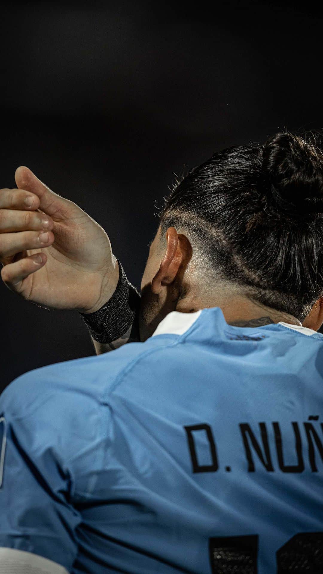 サッカー ウルグアイ代表チームのインスタグラム：「🥤𝐐𝐮𝐞́ 𝐫𝐢𝐜𝐨 𝐥𝐨 𝐣𝐮𝐠𝐨  Donde indica el manual, ahí estaba Darwin para terminar lo que empezaron Araujo y Pellistri.   📺 AUF.tv   #ElEquipoQueNosUne」