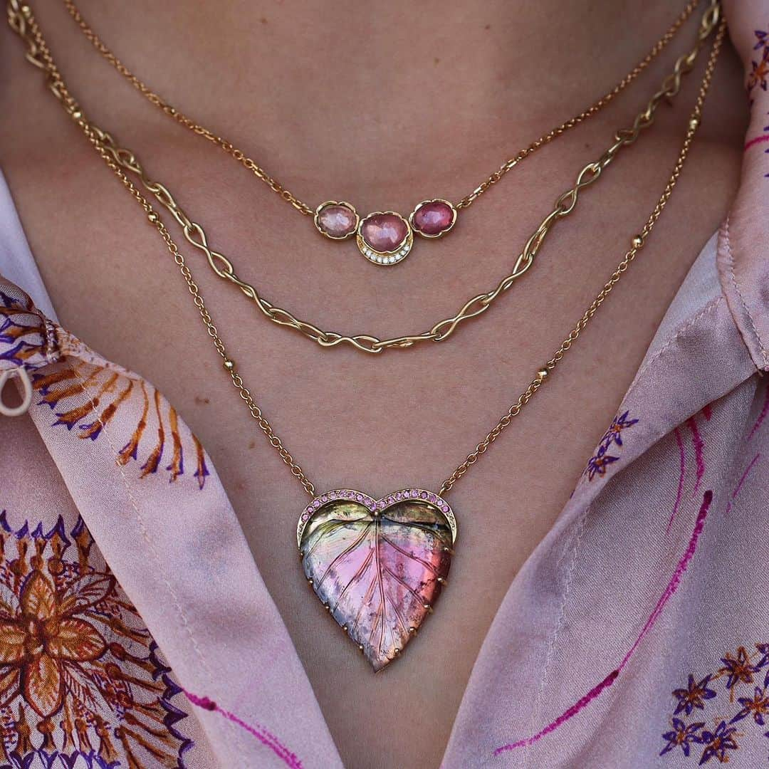 ブルックグレグソンのインスタグラム：「Layering with Nature and Love in beautifully carved watermelon tourmaline accented with pink garnet and gold beads. 💎🍁💗💫」