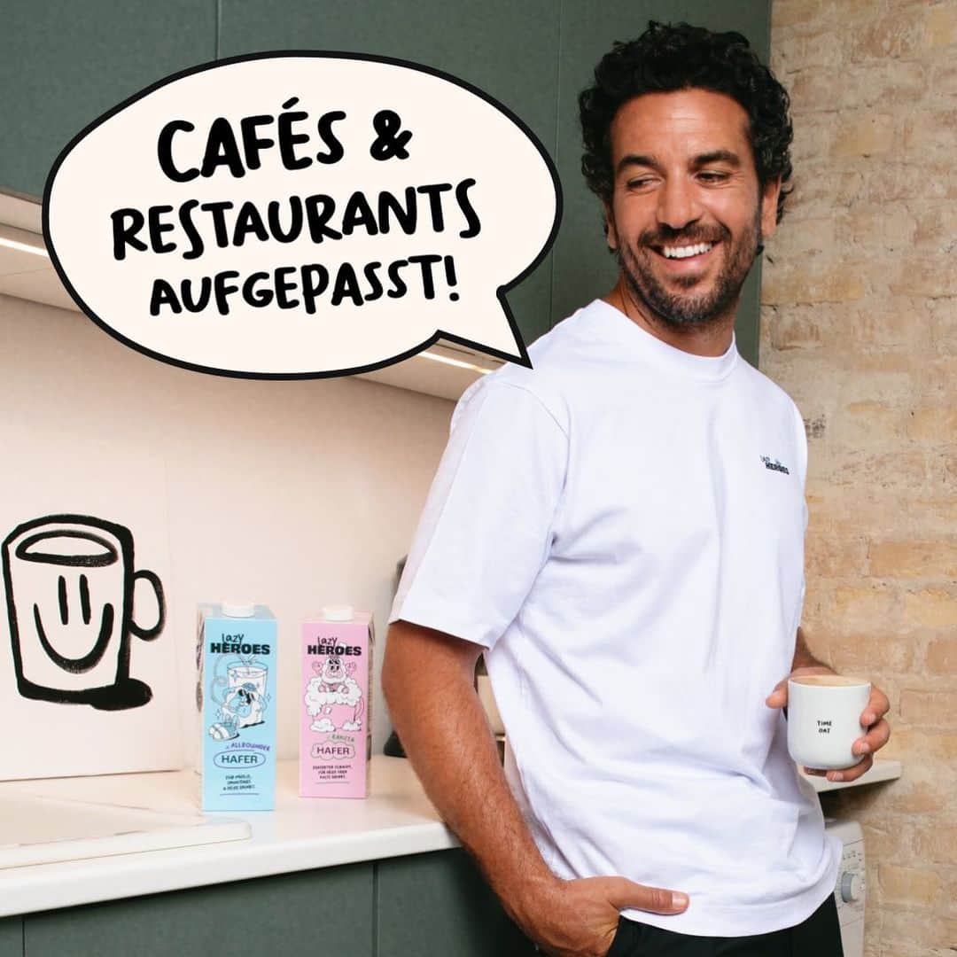 エリヤス・エンバレクのインスタグラム：「Lazy Heroes gibt es in deinem Lieblingscafé oder Restaurant noch nicht? Kein Problem! Wir schicken Free Haferdrinks zum Probieren. ☕️😍 Markiere dein Café oder Restaurant in den Kommentaren.👇 😊Wir melden uns und schicken eine Probierbox. Seid dabei! Die Aktion läuft für Cafés und Restaurants in Deutschland bis zum 10.12.2023. #Lazyheroes #lazygang #lazylife #cafe #restaurant」