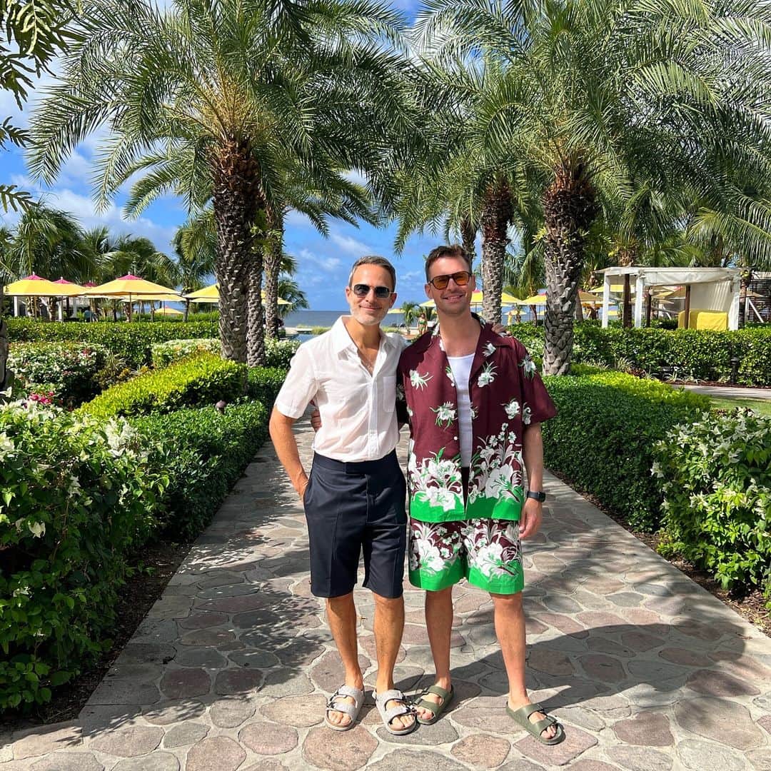 ブラッド・ゴレスキーのインスタグラム：「Happy Thanksgiving from your Caribbean Queens! 🌴🦃 @fsnevis #fsnevis」