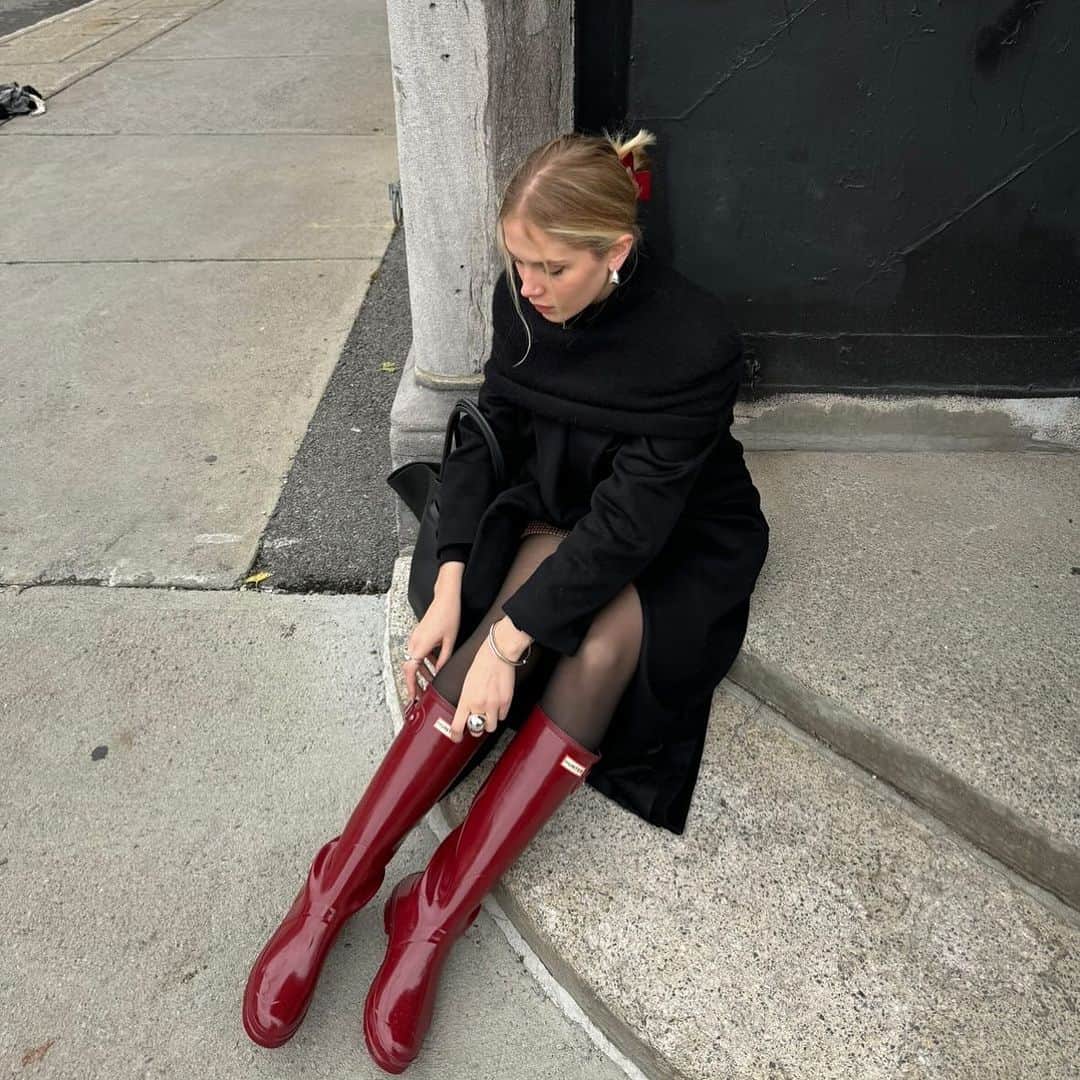ハンターブーツのインスタグラム：「Whether you dress them up or down, we’re grateful for how you style your #HunterBoots this holiday season. #StyledInHunter」