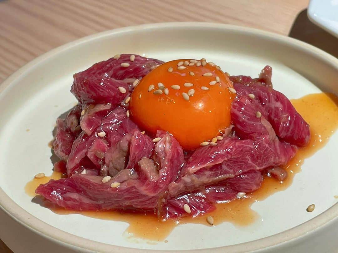 のインスタグラム：「みなさんこんばんは🌛 今日も飲んでますか？？酔い子の味方、ビールおねえさん古賀麻里沙です。  今宵のご褒美ールは。。。🍻 さぁて、何のお肉でしょう？？  食べるのに夢中でビールの写真撮り忘れちゃった🤣🍺  #今宵のご褒美ール #ビール #クラフトビール #ビール女子 #ご褒美ール #今宵のご褒美ール  #啤酒 #beer #craftbeer #乾杯 #生ビール」