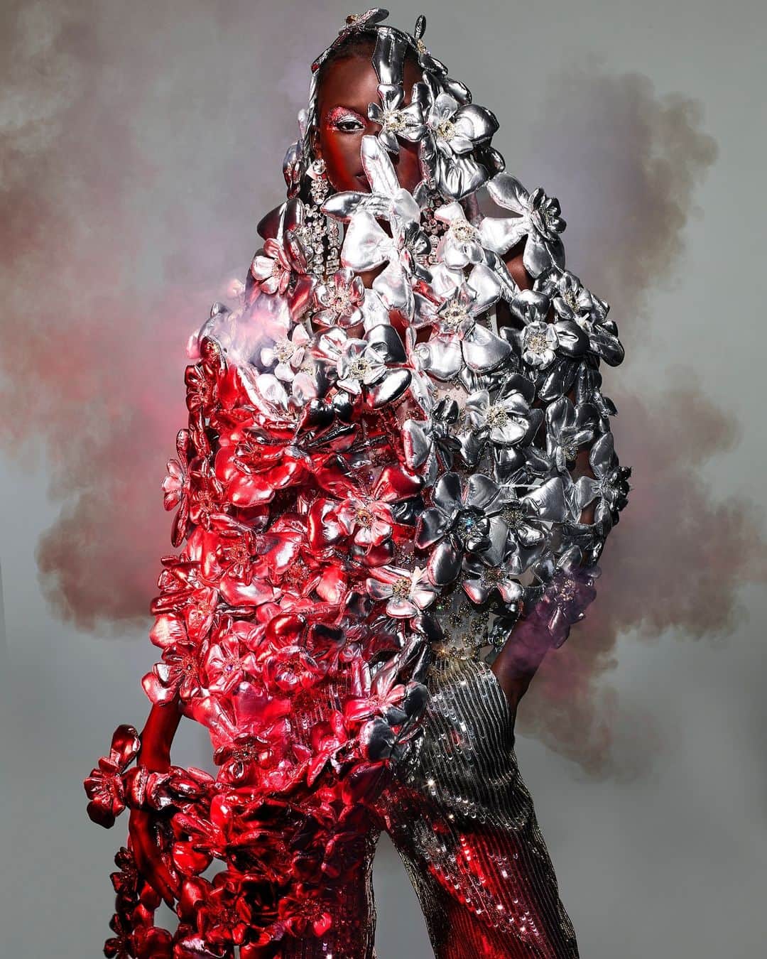 のインスタグラム：「Florals for winter couture—that’s hot. As seen inside the pages of V145, photographer @richardrurbridge and stylist @annatrevelyan capture a steaming roundup of V's faves from this season’s haute couture collections—including this metallic creation from @pppiccoli for @maisonvalentino.   Head to the link in our bio to discover the rest of the looks + order your copy of V145 at shop.vmagazine.com. — From V145 Winter 2023 Issue  Photography @richardburbridge Fashion @annatrevelyan Makeup @yumilee_mua (@streetersagency) Hair @evaniefrausto using @bumbleandbumble (@streetersagency) Manicure @nailsbymamie (@seemanagement) Set Design @studio_hans_nyc (@thewallgroup) Model @abenynhial (@elitenyc)  Silver lurex flowers guipure cape, white organza tank top embroidered with diamonds, white tundra trousers embroidered with sequins @maisonvalentino haute couture」