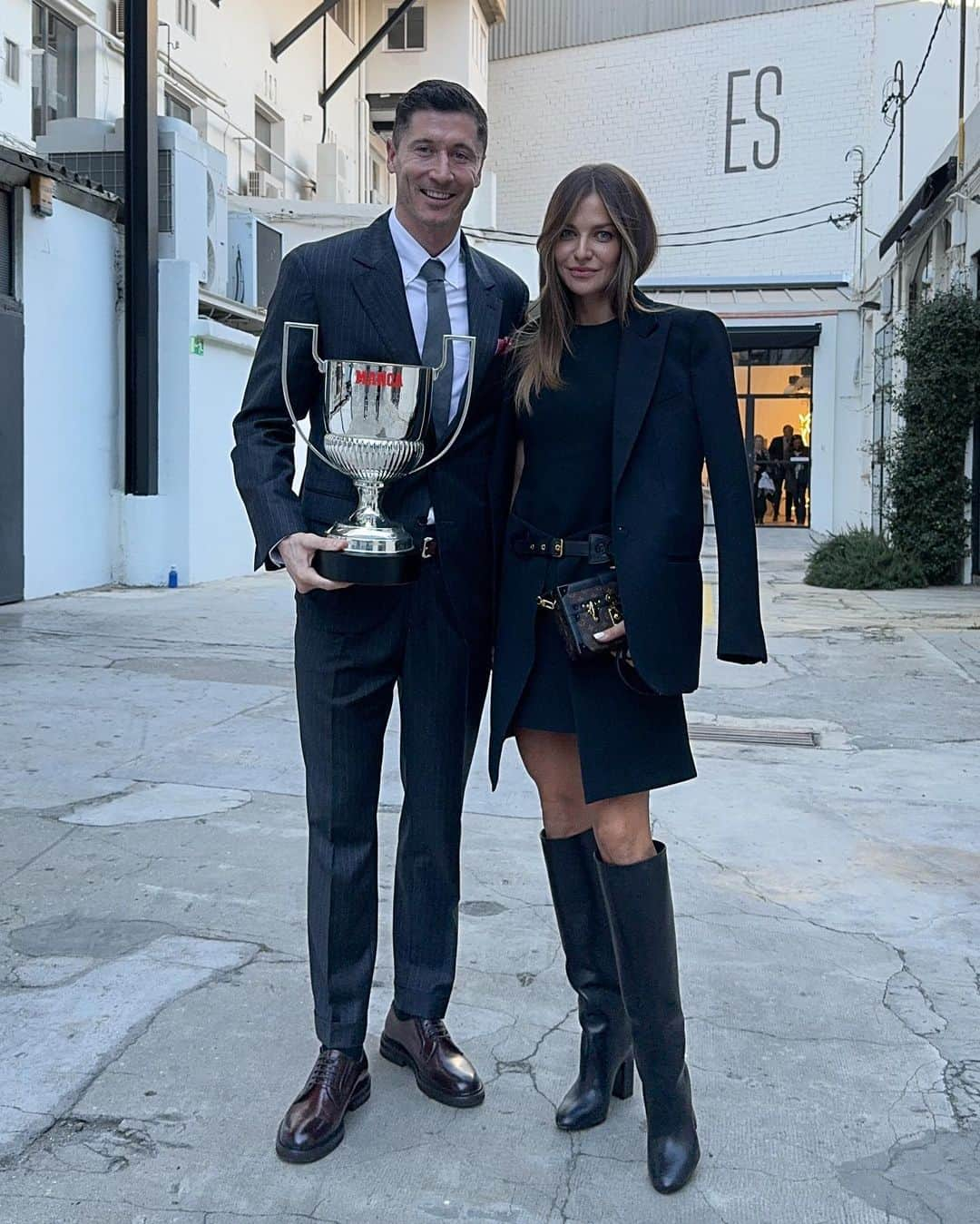 ロベルト・レヴァンドフスキさんのインスタグラム写真 - (ロベルト・レヴァンドフスキInstagram)「I am grateful for receiving the Pichichi Trophy for the Top Scorer in LaLiga! ⚽️🏆 This journey has been filled with passion, hard work, and support of my teammates, coaches, and fans. Thank you for being a part of this incredible achievement! 🙌   @fcbarcelona」11月24日 0時40分 - _rl9