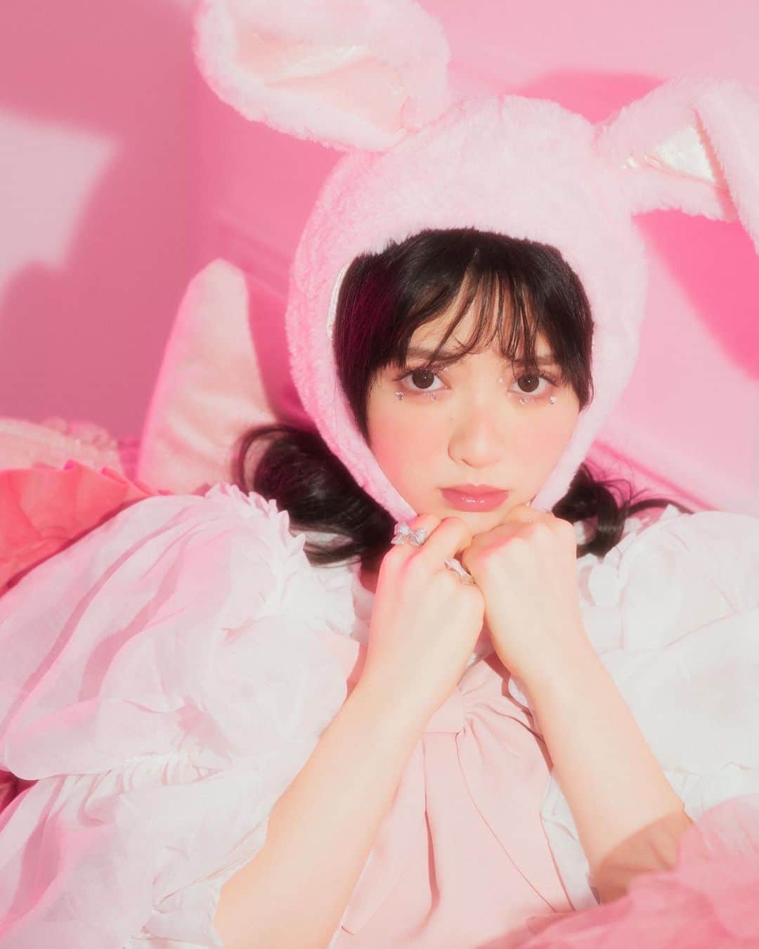 鎮西寿々歌のインスタグラム：「25歳になりました 優しい人たちに囲まれて、元気に楽しく生きられていること、ほんとうに幸せです🎀 今年こそスプーン曲げたいなあ🥄 NEW鎮西寿々歌をよろしくお願いします🤍👽」