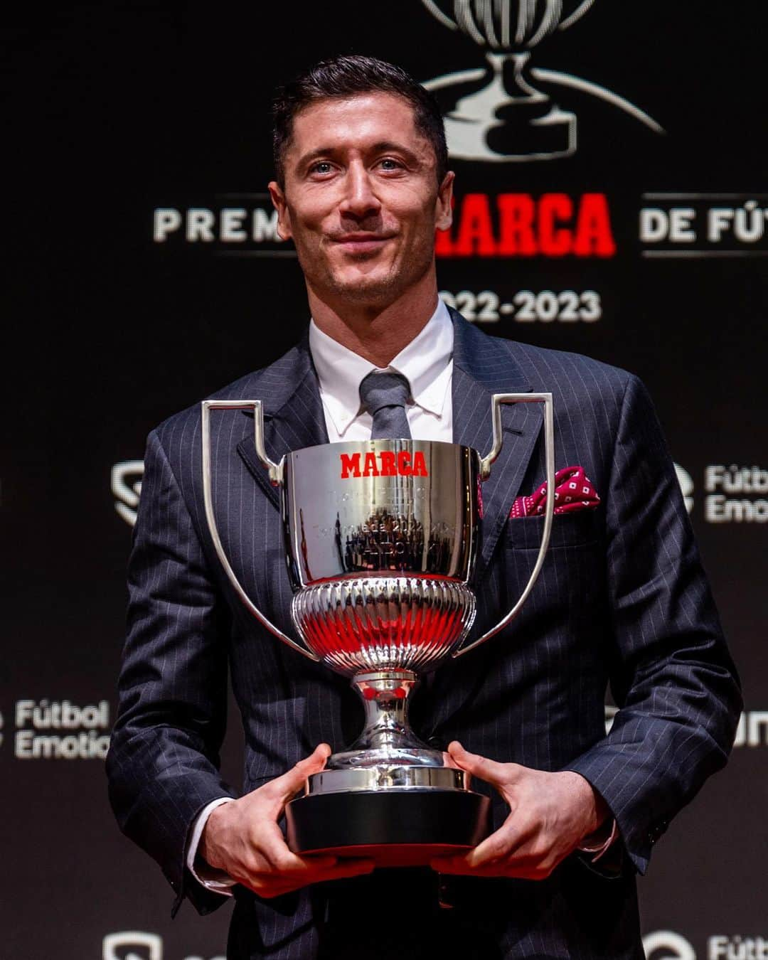 ロベルト・レヴァンドフスキのインスタグラム：「I am grateful for receiving the Pichichi Trophy for the Top Scorer in LaLiga! ⚽️🏆 This journey has been filled with passion, hard work, and support of my teammates, coaches, and fans. Thank you for being a part of this incredible achievement! 🙌   @fcbarcelona」